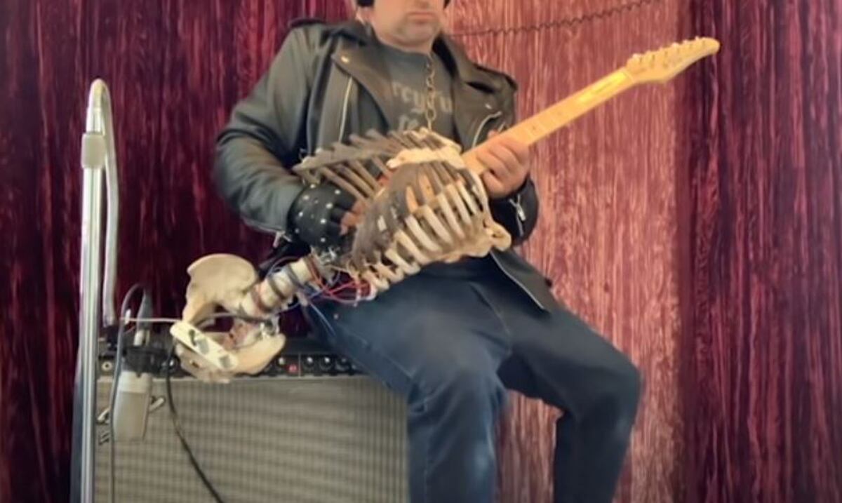 “Heavy metal” music constructs an electric guitar with the skeleton of his tio