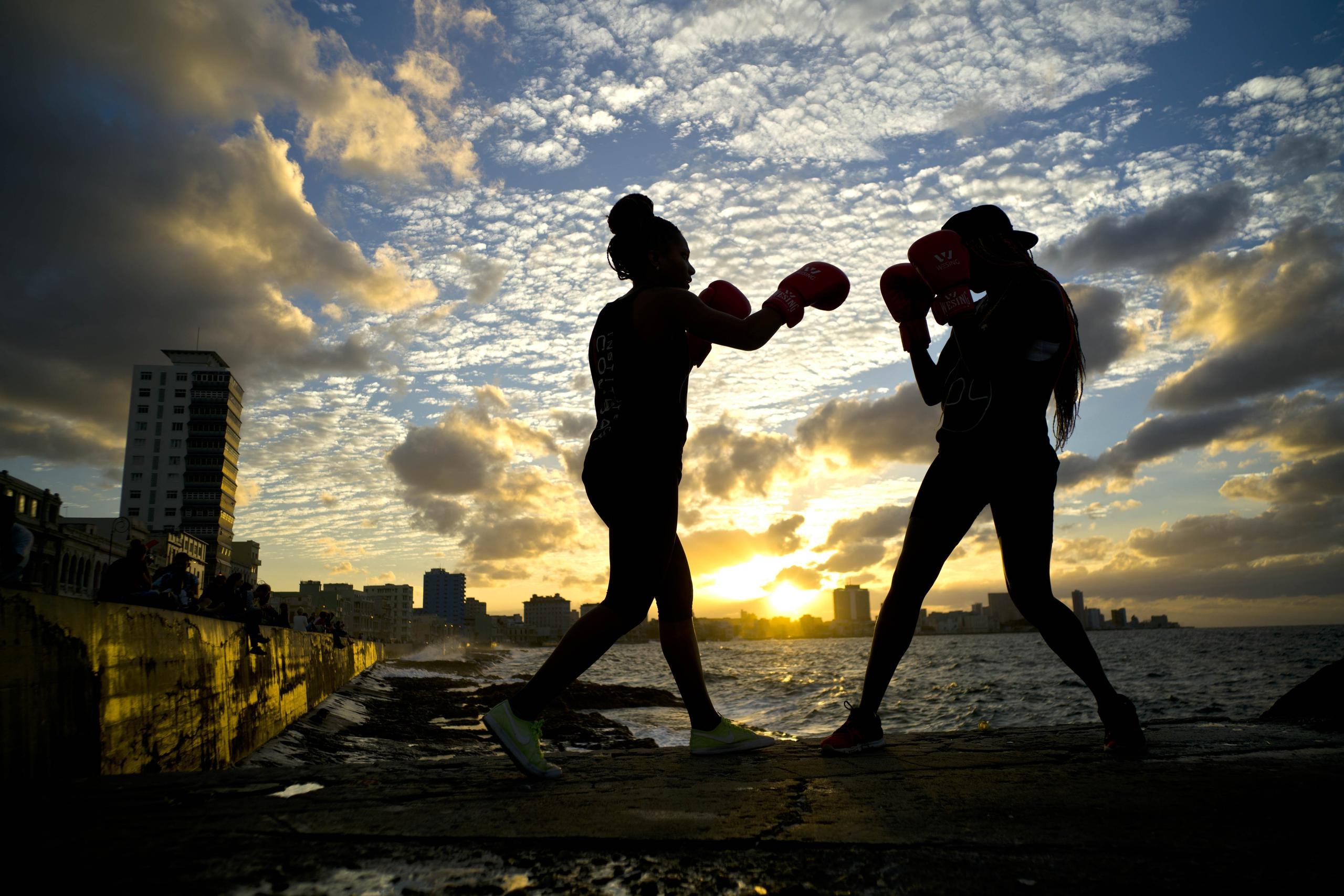 Las boxeadoras Idamerys Moreno (izquierda) y Legnis Cala entrenan en el Malecón de la Habana, el 30 de enero de 2017. (AP Foto/Ramón Espinosa)