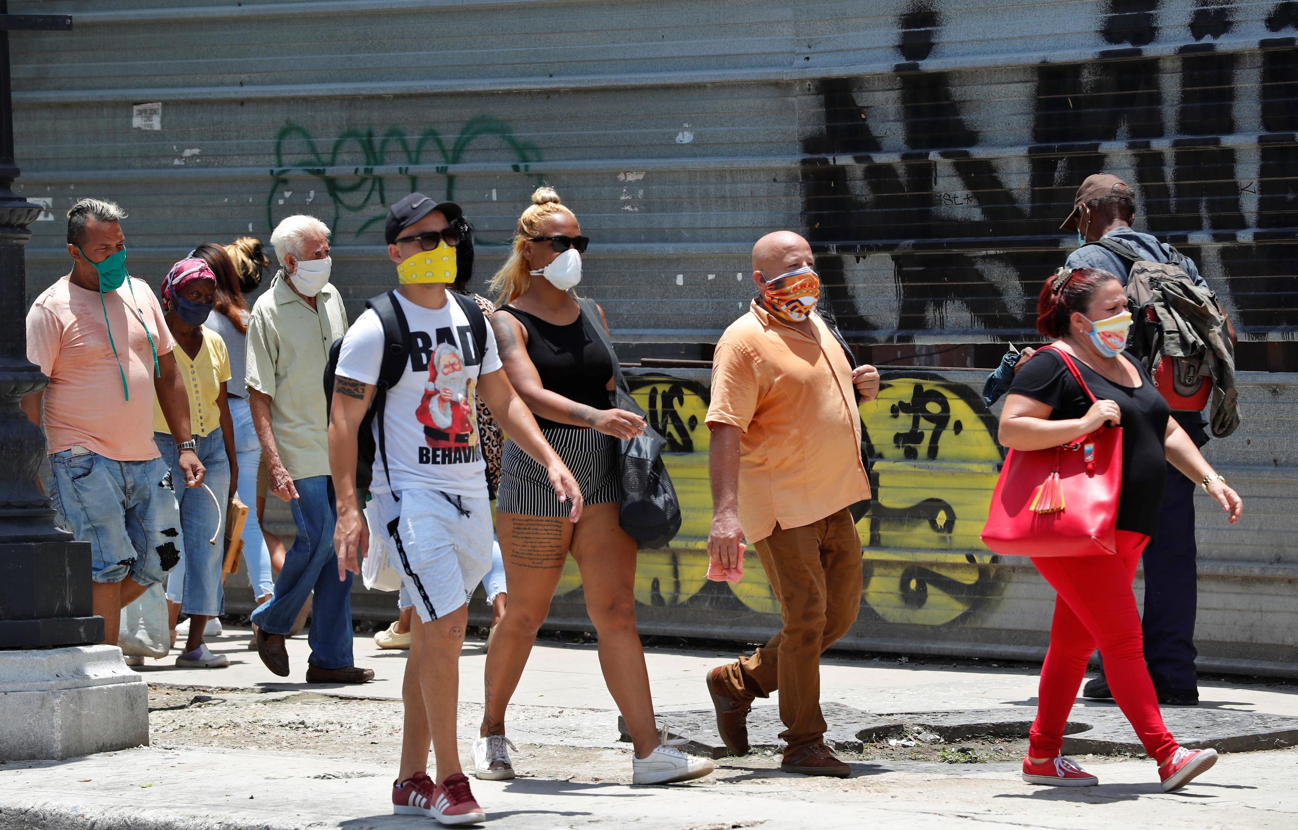 Varias personas con tapabocas caminan este martes por una calle de La Habana, Cuba