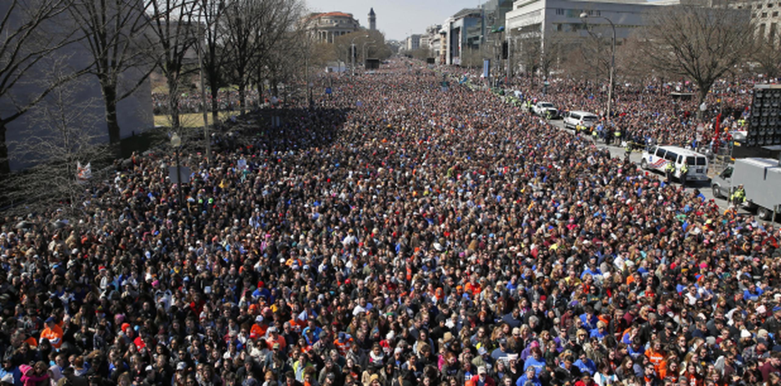 Una multitud se congrega en una avenida de Pensilvania en apoyo al control de la violencia. (AP)