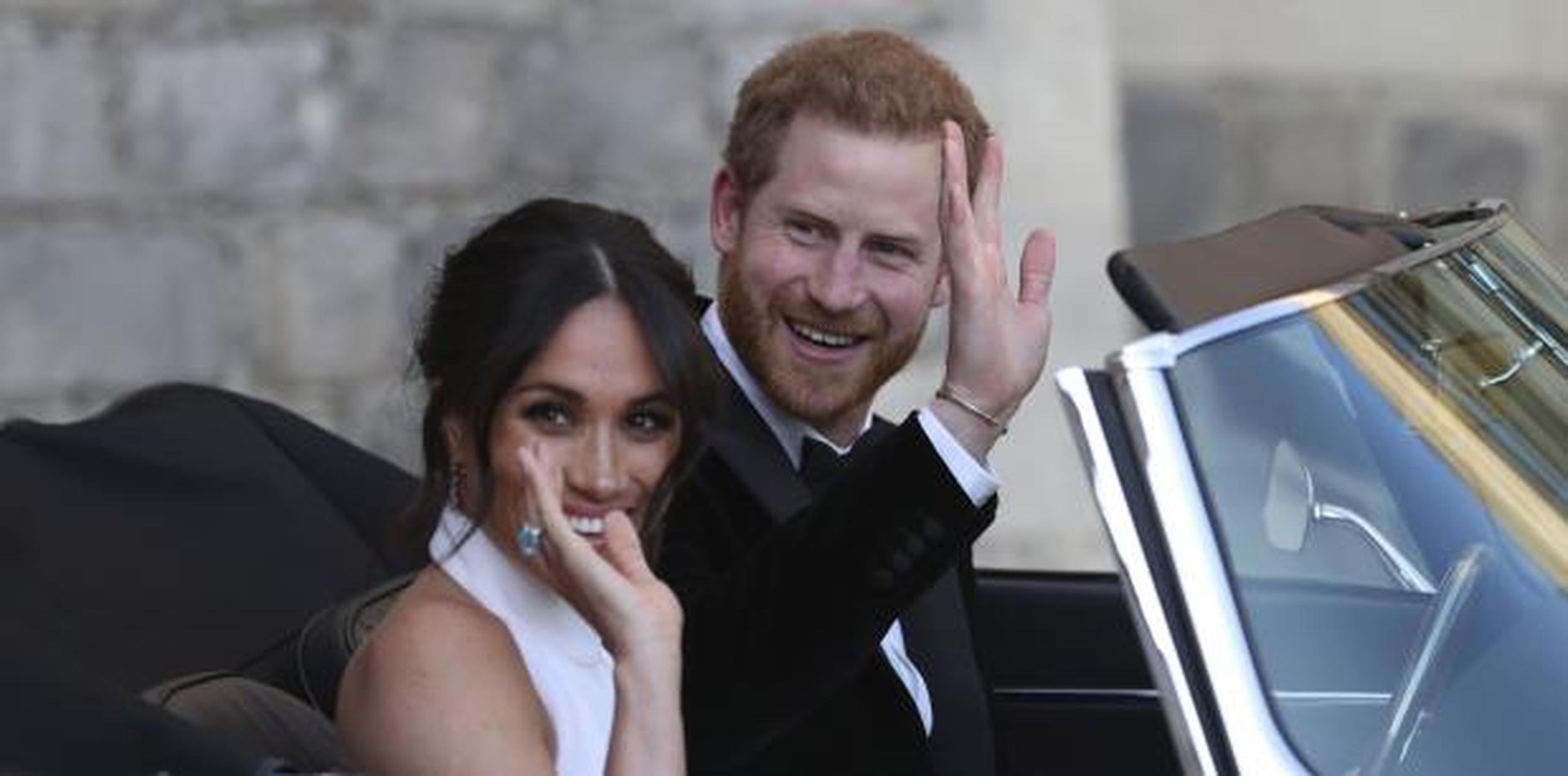 Los recién casados a su salida del Castillo de Windsor tras su boda para asistir a una recepción nocturna en Frogmore House. (AP)
