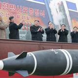 Kim Jong-un presenta nuevo sistema de artillería mientras pide más armas nucleares tácticas
