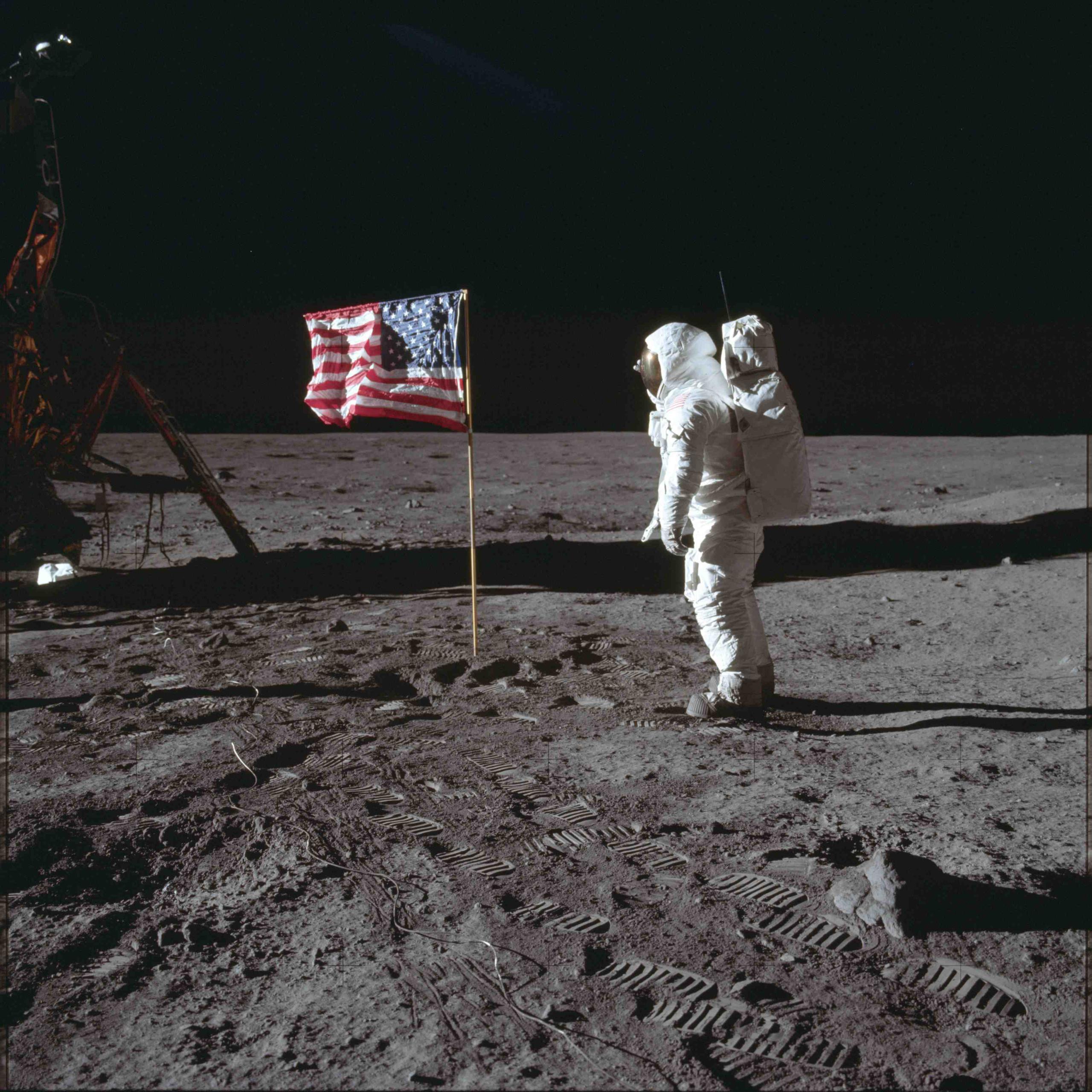 Esta foto del 19 de noviembre de 1969 muestra al astronauta del Apolo 12, Charles "Pete" Conrad, de pie junto a la bandera de los Estados Unidos en la Luna. Es el tercer hombre en pisar la Luna. (Archivo)