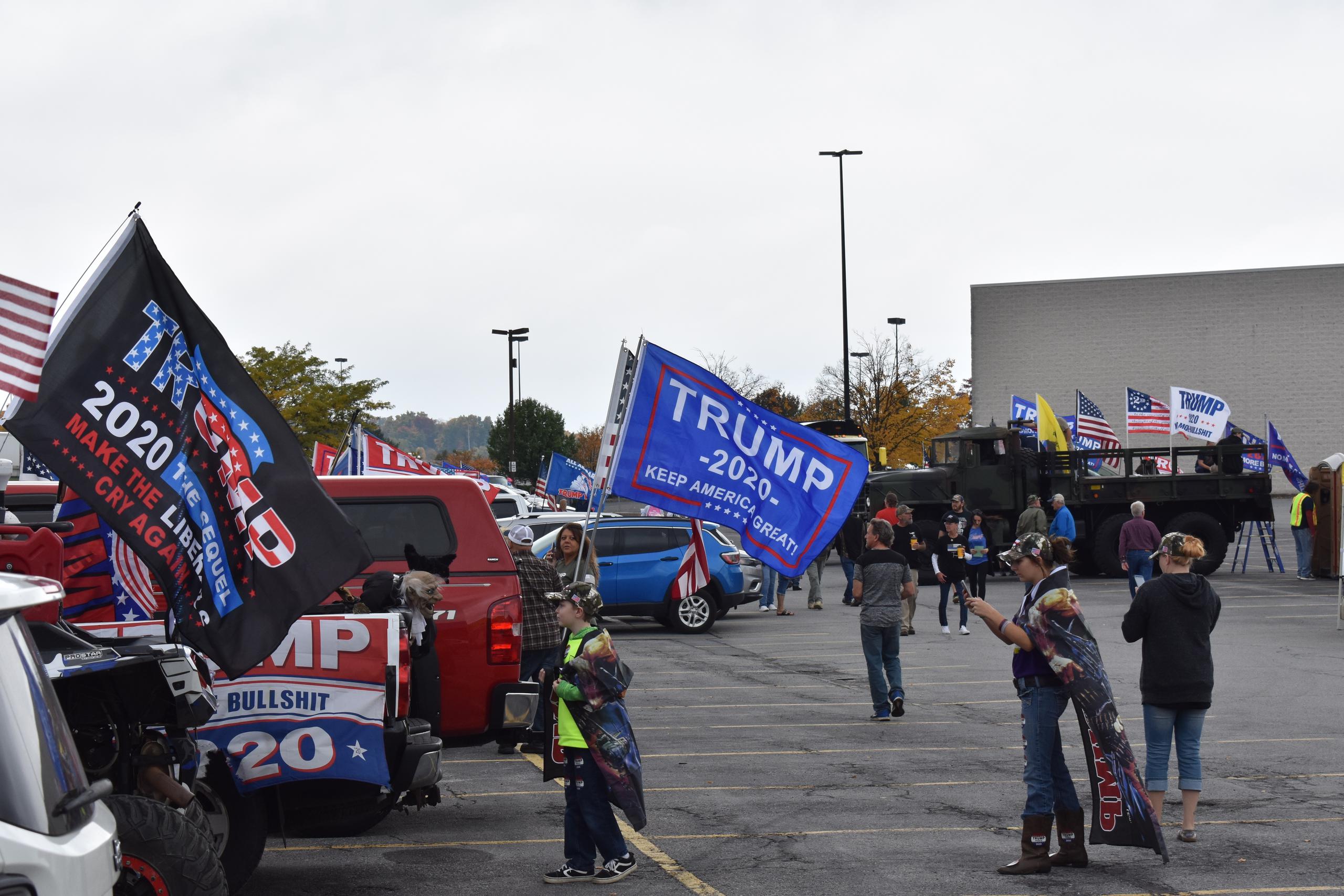 Simpatizantes del presidente Donald Trump participan en un evento de apoyo el 11 de octubre de 2020 en Johnstown.