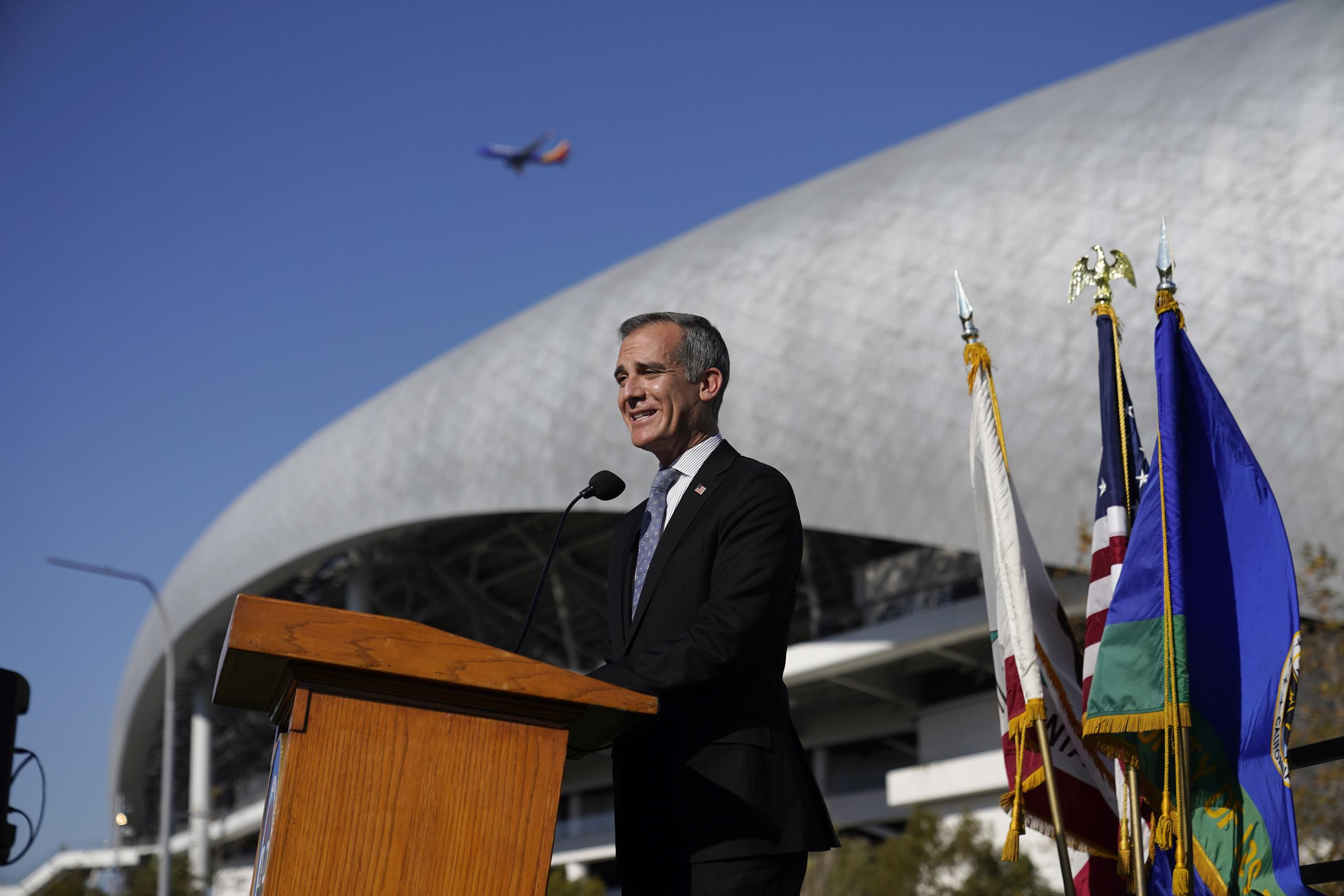 El alcalde de Los Angeles, Eric Garcetti, habla durante una rueda de prensa efectuada cerca del SoFi Stadium de Inglewood, California, el cual será sede del Super Bowl.