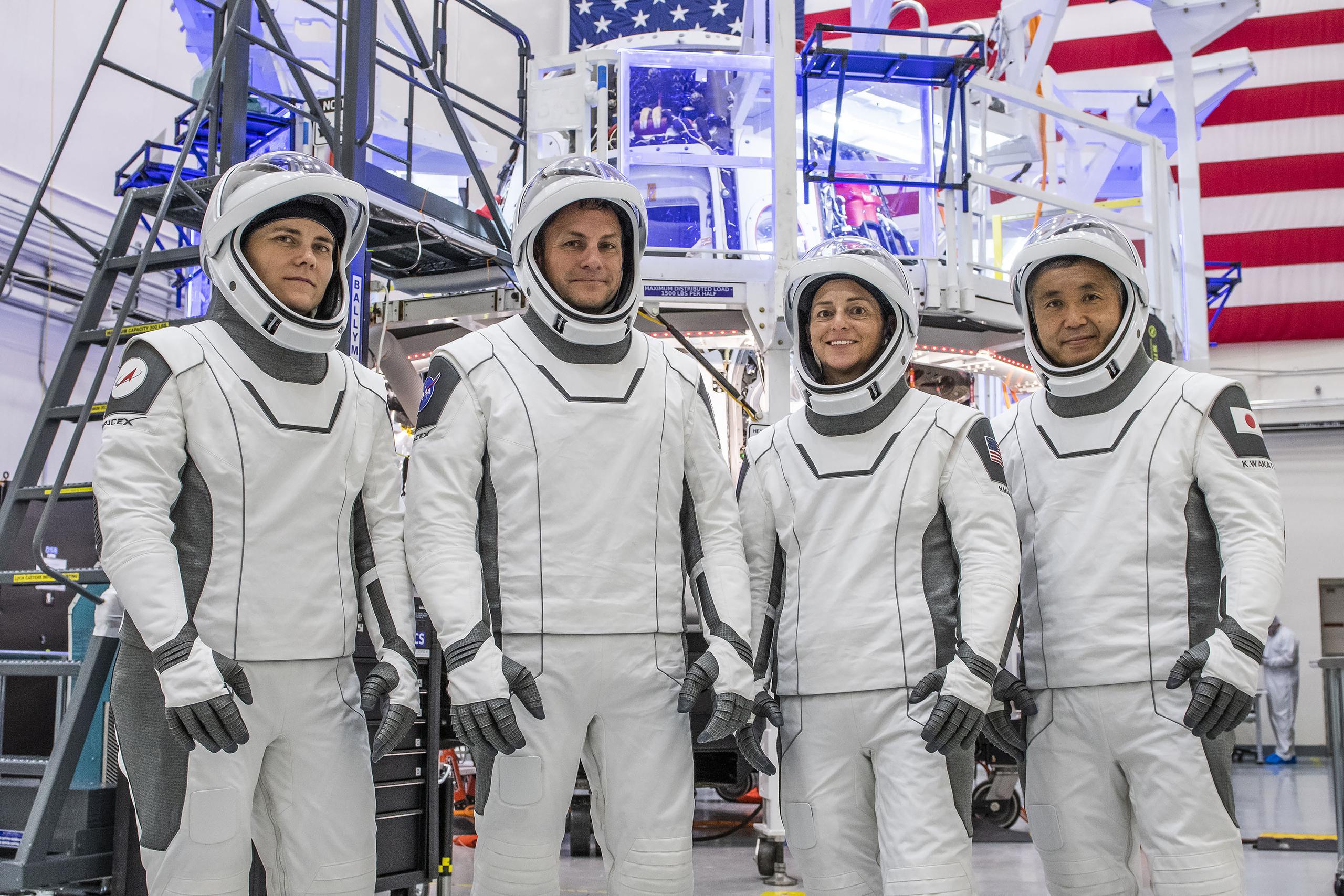 Fotografía fechada el 13 de agosto de 2022 cedida por SpaceX donde aparecen los astronautas de SpaceX Crew-5 (de izq. a dcha.) la especialista de misión, Anna Kikina; el piloto, Josh Cassada; la comandante de la nave espacial, Nicole Mann, y el especialista en misiones de la Agencia de Exploración Aeroespacial de Japón (JAXA), Koichi Wakata, equipados y listos para participar en una prueba de interfaz de equipo de tripulación (CEIT) en la sede de SpaceX en Hawthorne, California. EFE/SpaceX