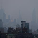 Rascacielos de Manhattan "desaparecen" por denso humo que llega del oeste