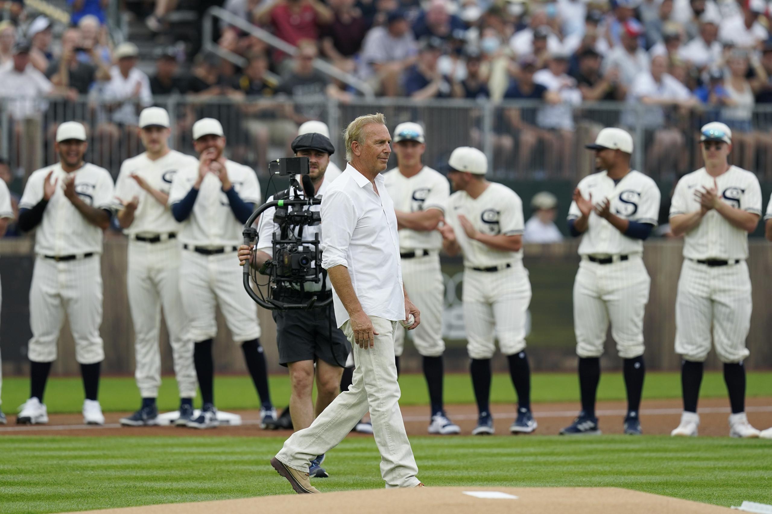 Kevin Costner tuvo un papel protagónico previo al inicio del partido del jueves entre los White Sox y los Yankees en Iowa.