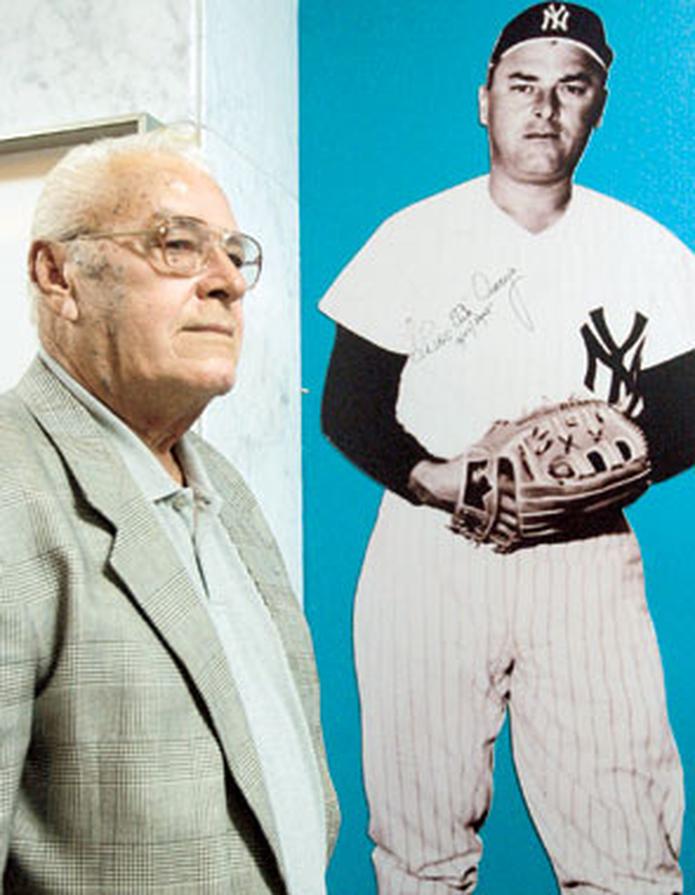 Luis “Tite” Arroyo tuvo una larga y destacada trayectoria en el béisbol. Arriba, junto a su foto en el Museo del Deporte en 2005. (Archivo)