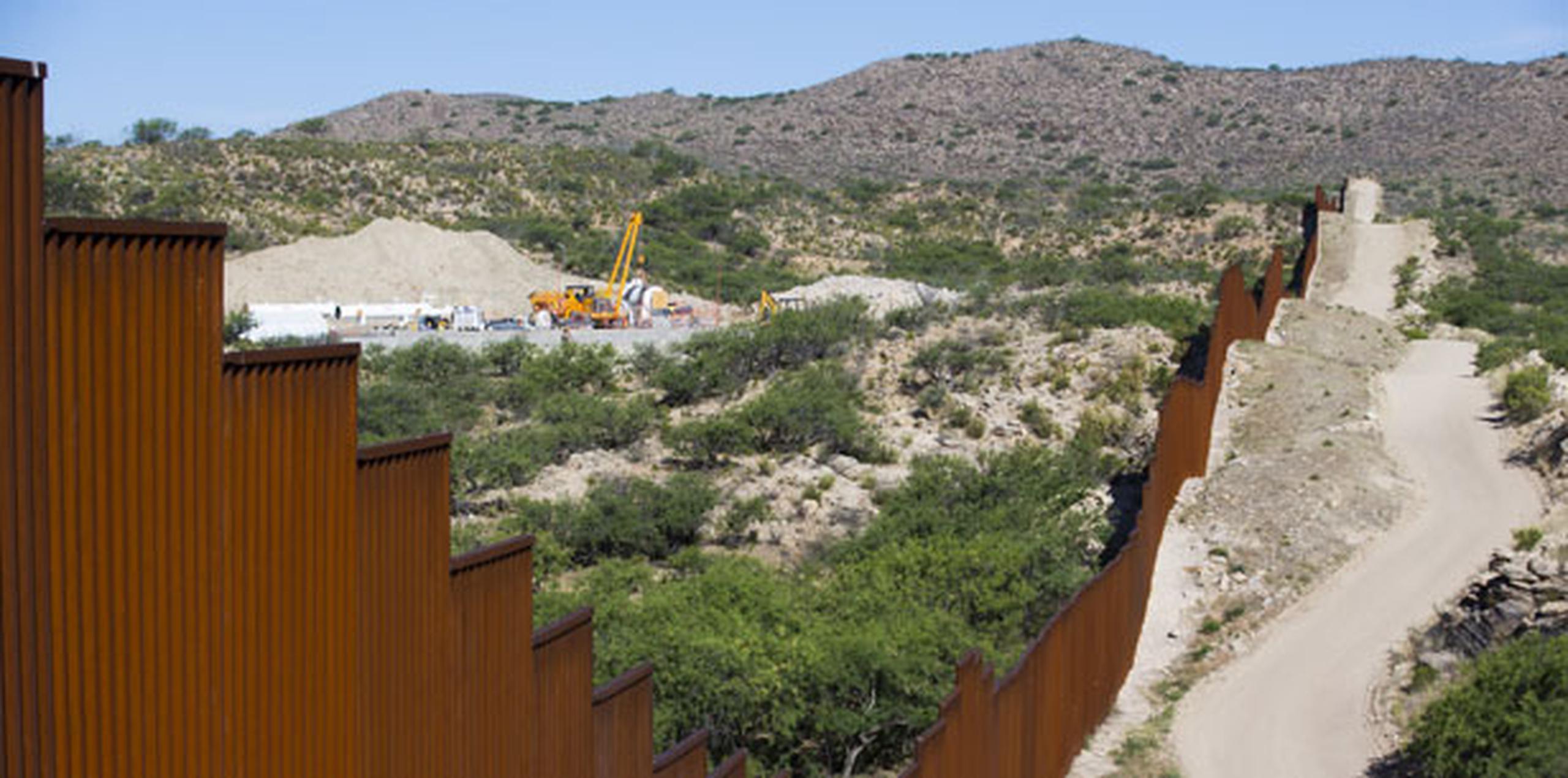 Después de que Trump firmara la semana pasada una orden ejecutiva para construir un muro en la frontera con México y se hablara sobre un posible arancel del 20 % sobre los productos de este país, se inició una campaña en las redes sociales para que los consumidores dejasen de cruzar la frontera para hacer sus compras en EE.UU. (Archivo)