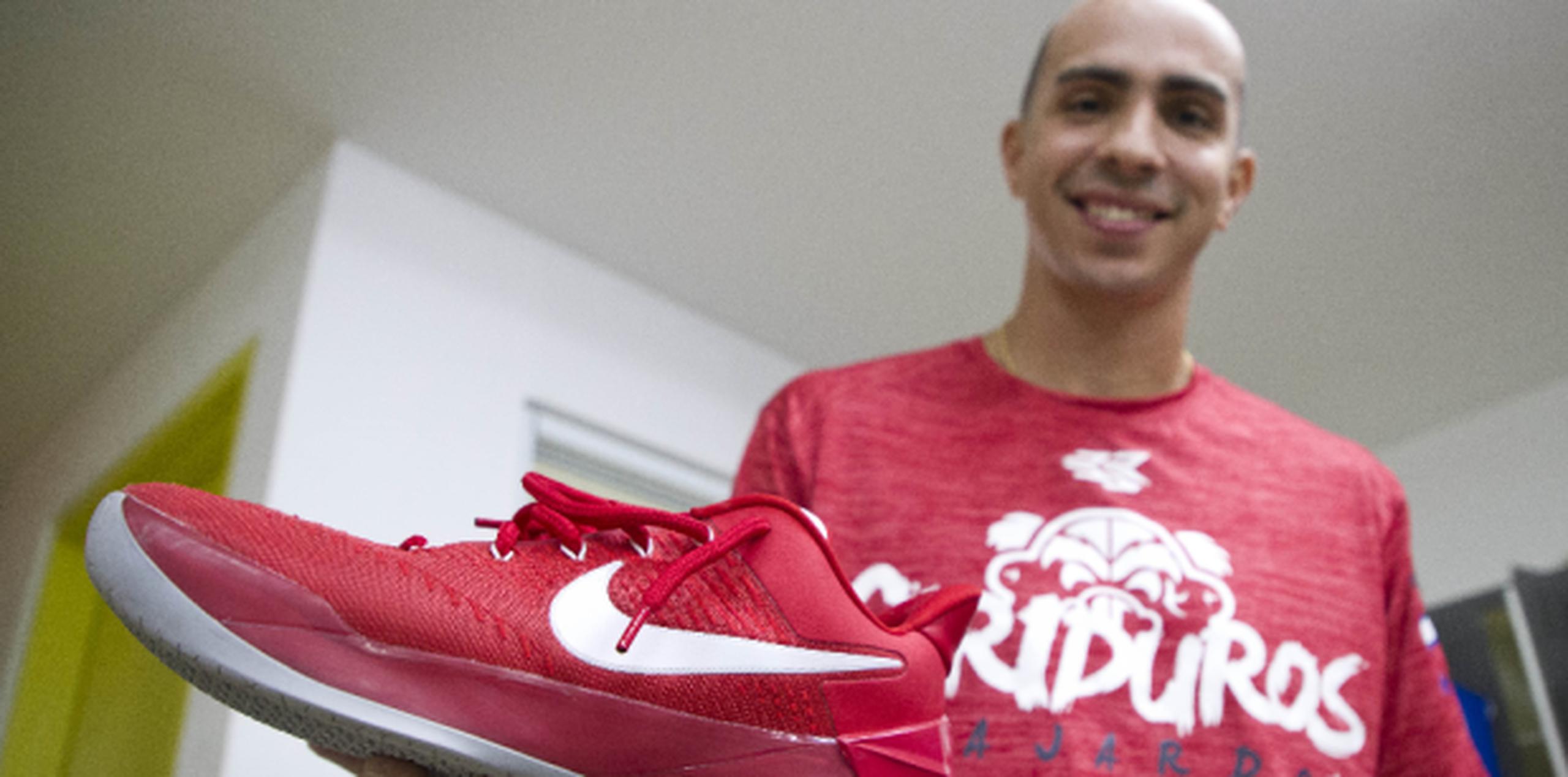 Carlos Arroyo muestran su más reciente modelo para juego: los ‘Kobe’ de la Nike. (jorge.ramirez@gfrmedia.com)