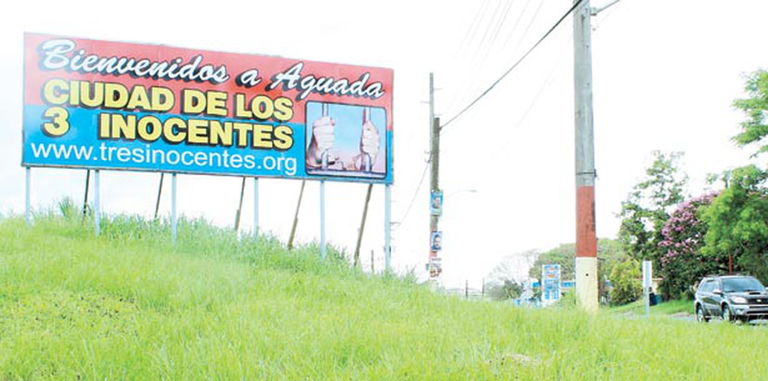 A la entrada de Aguada domina un letrero que proclama la inocencia de los sentenciados. (Especial para Primera Hora / Juan Luis Valentín)