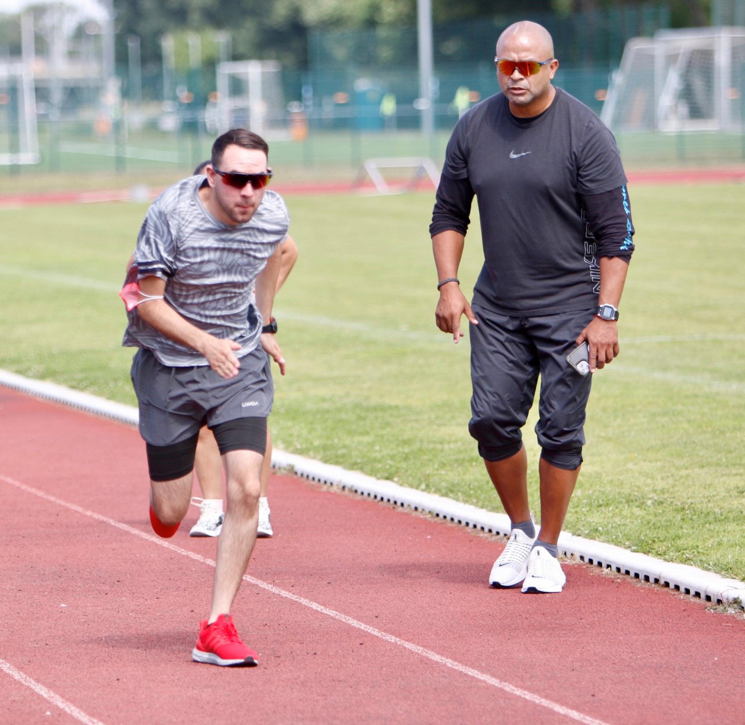 Efraín Bruno hace una corrida ante la mirada del entrenador Víctor Bonilla.