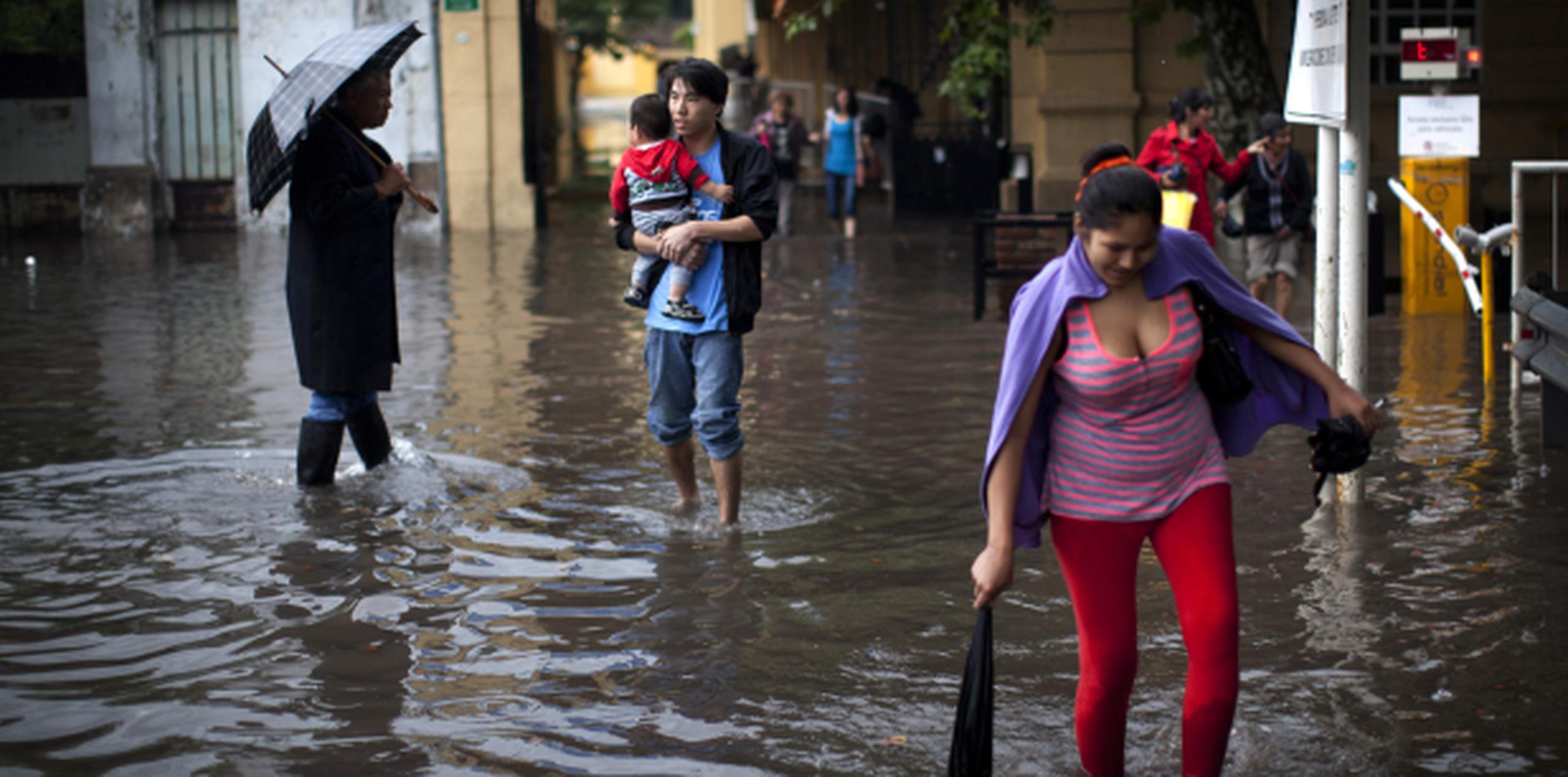 Las lluvias provocaron inundaciones en diversos municipios de la capital de Argentina. (AP)