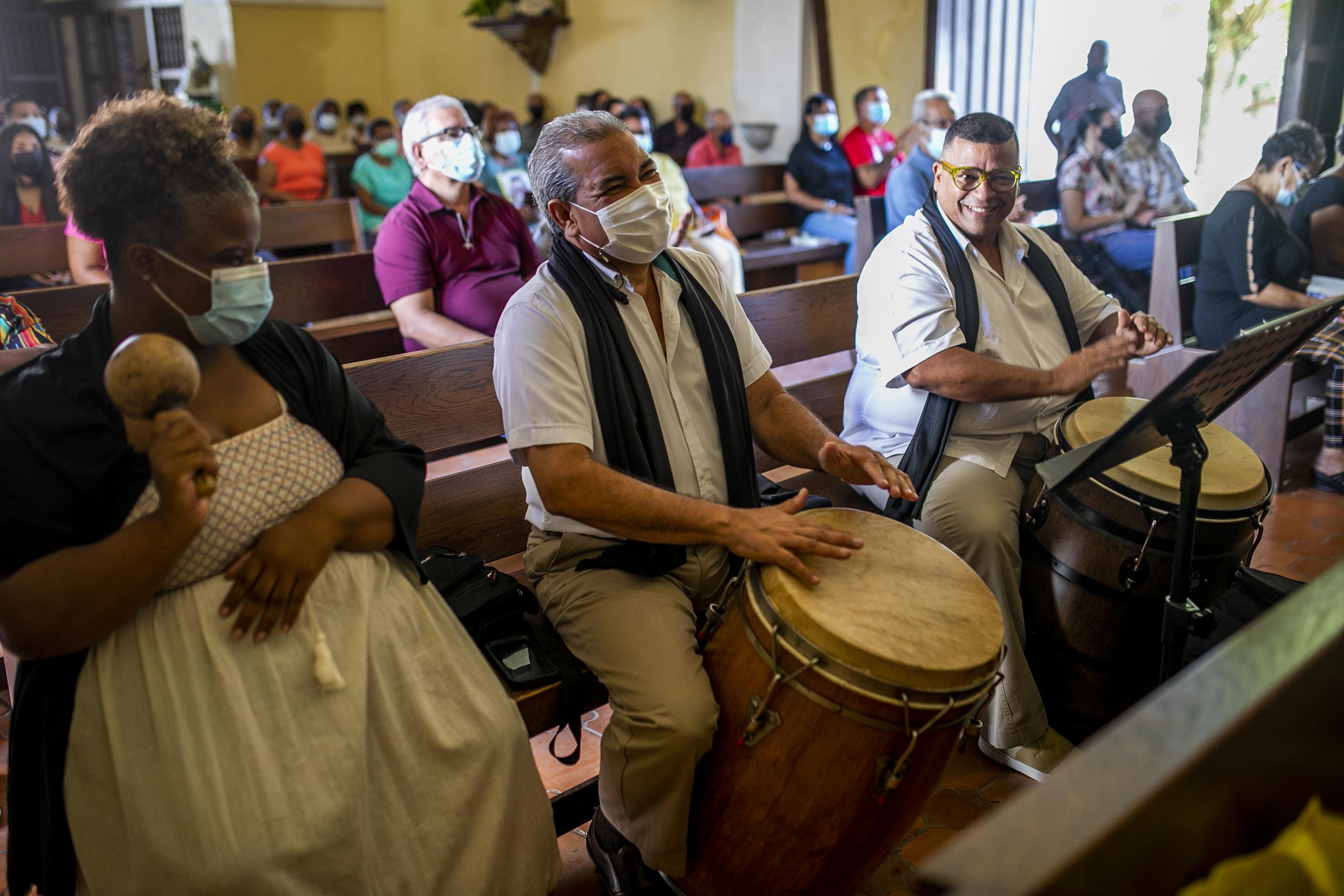 En esta parroquia, son los tambores los que marcan los cánticos religiosos al ritmo de la bomba.