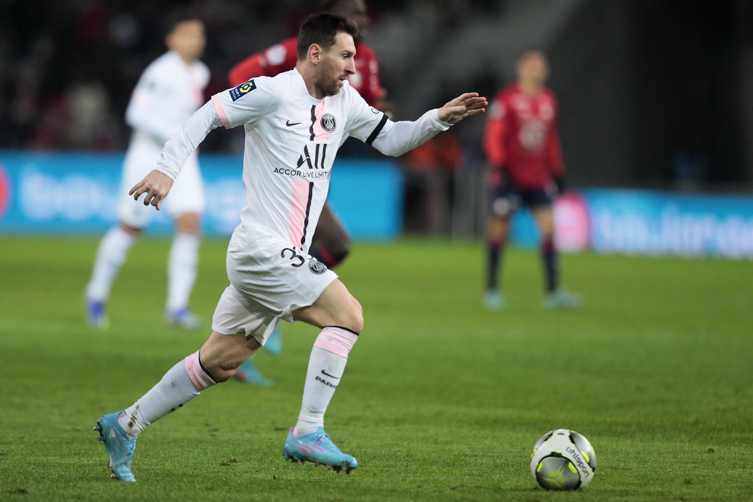 El delantero argentino Lionel Messi, del PSG, controla el balón en partido por la liga francesa ante el Lille, en el estadio Pierre Mauroy de Villeneuve d'Ascq, en Lille, Francia, el domingo 6 de febrero de 2022.