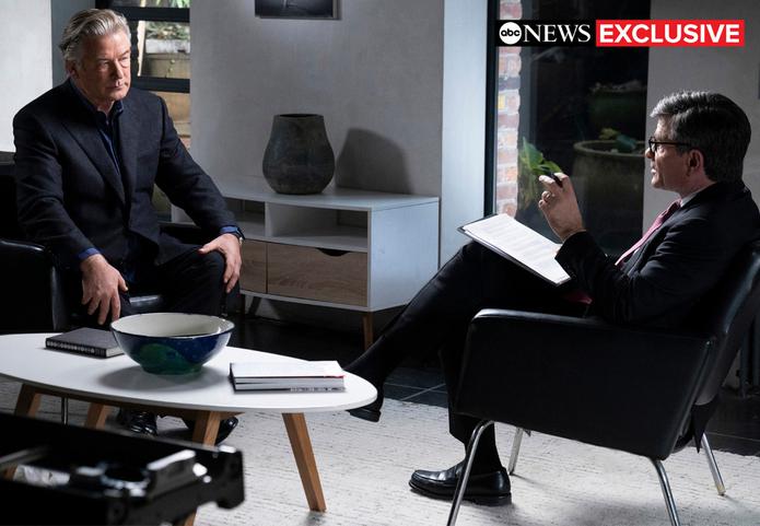 En esta imagen proporcionada por ABC News, el actor Alec Baldwin, izquierda, en entrevista con George Stephanopoulos.