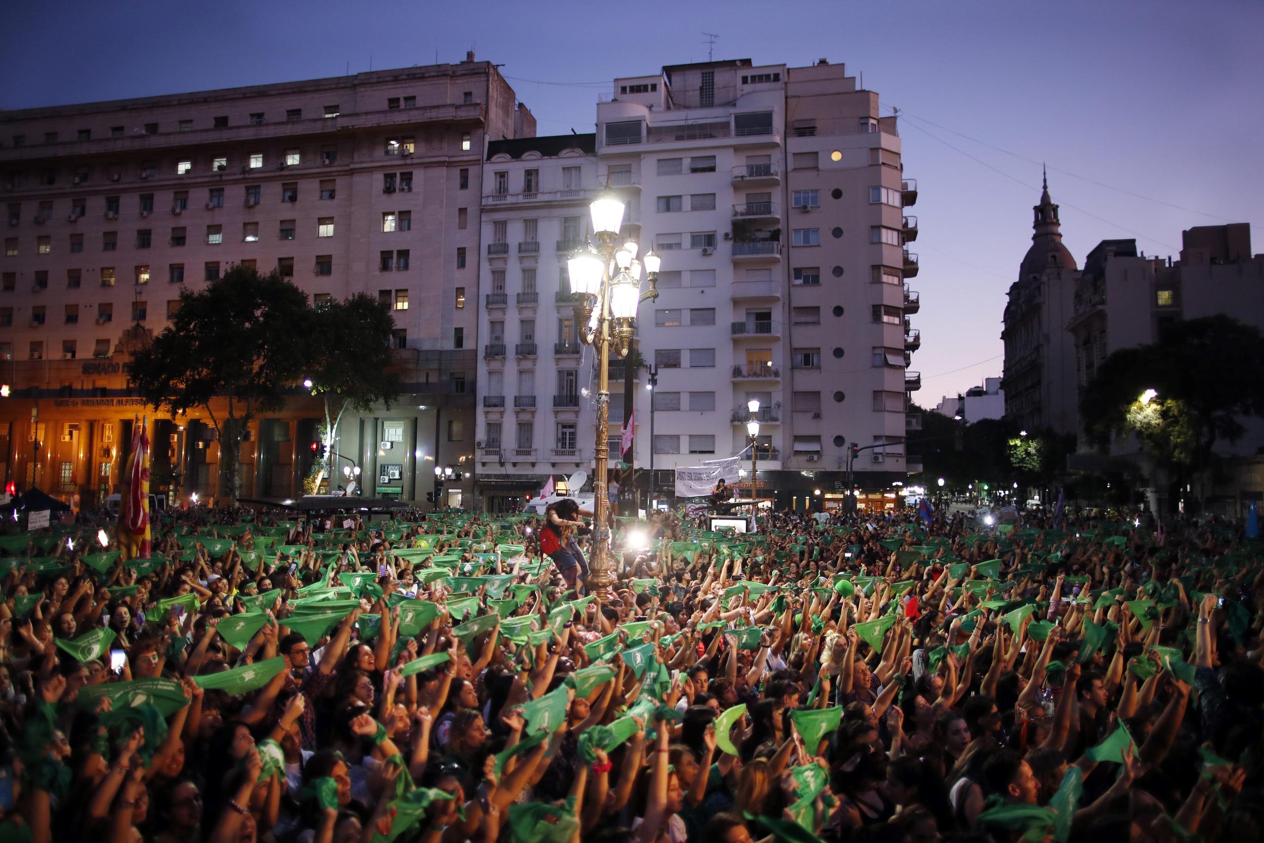 Agitando sus icónicos pañuelos verdes, los manifestantes exigieron que el tema se incluya en la agenda parlamentaria de este año