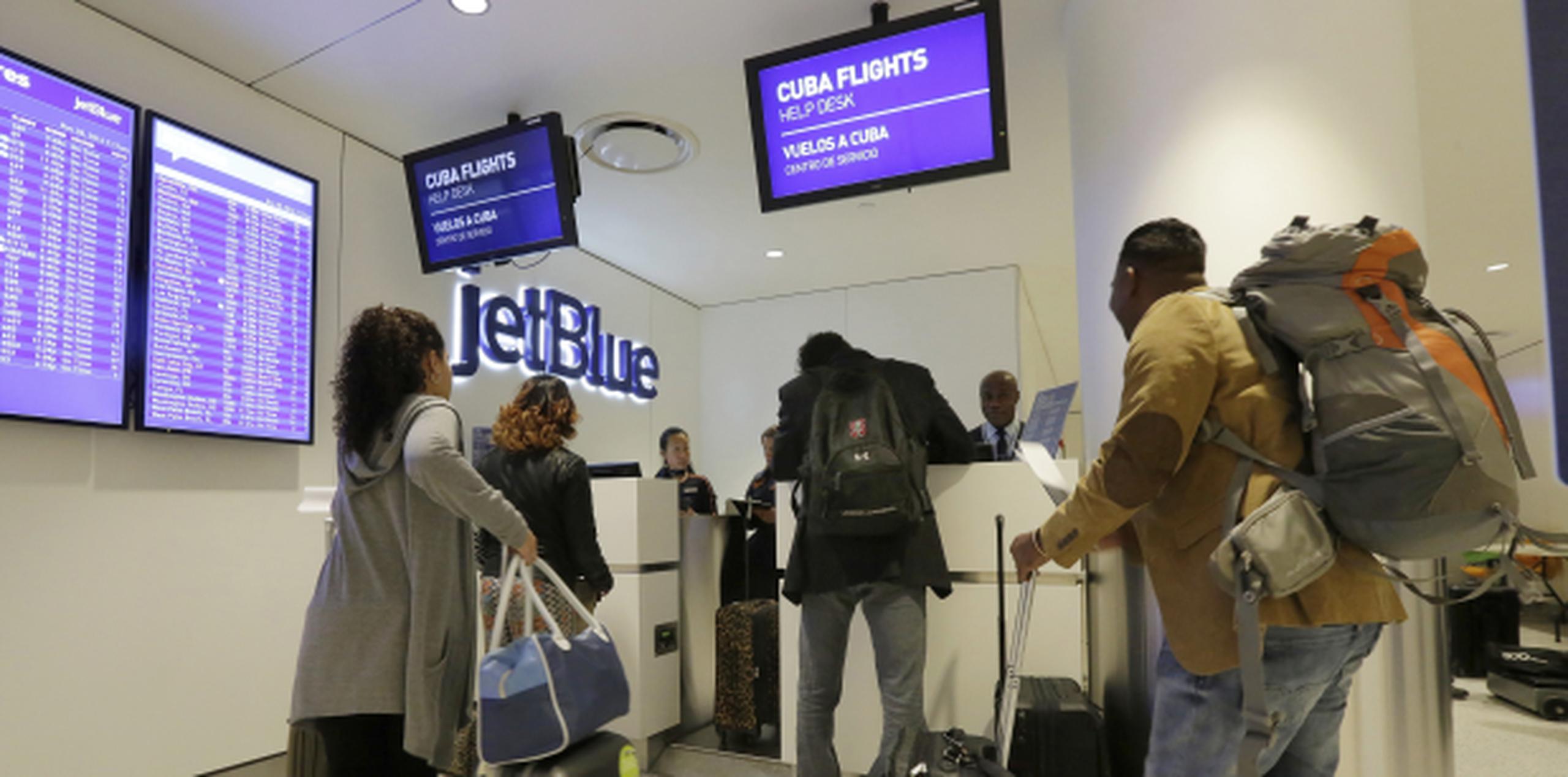 Pasajeros abordan al vuelo inaugural de Jetblue a Cuba desde Fort Lauderdale. (Prensa Asociada)