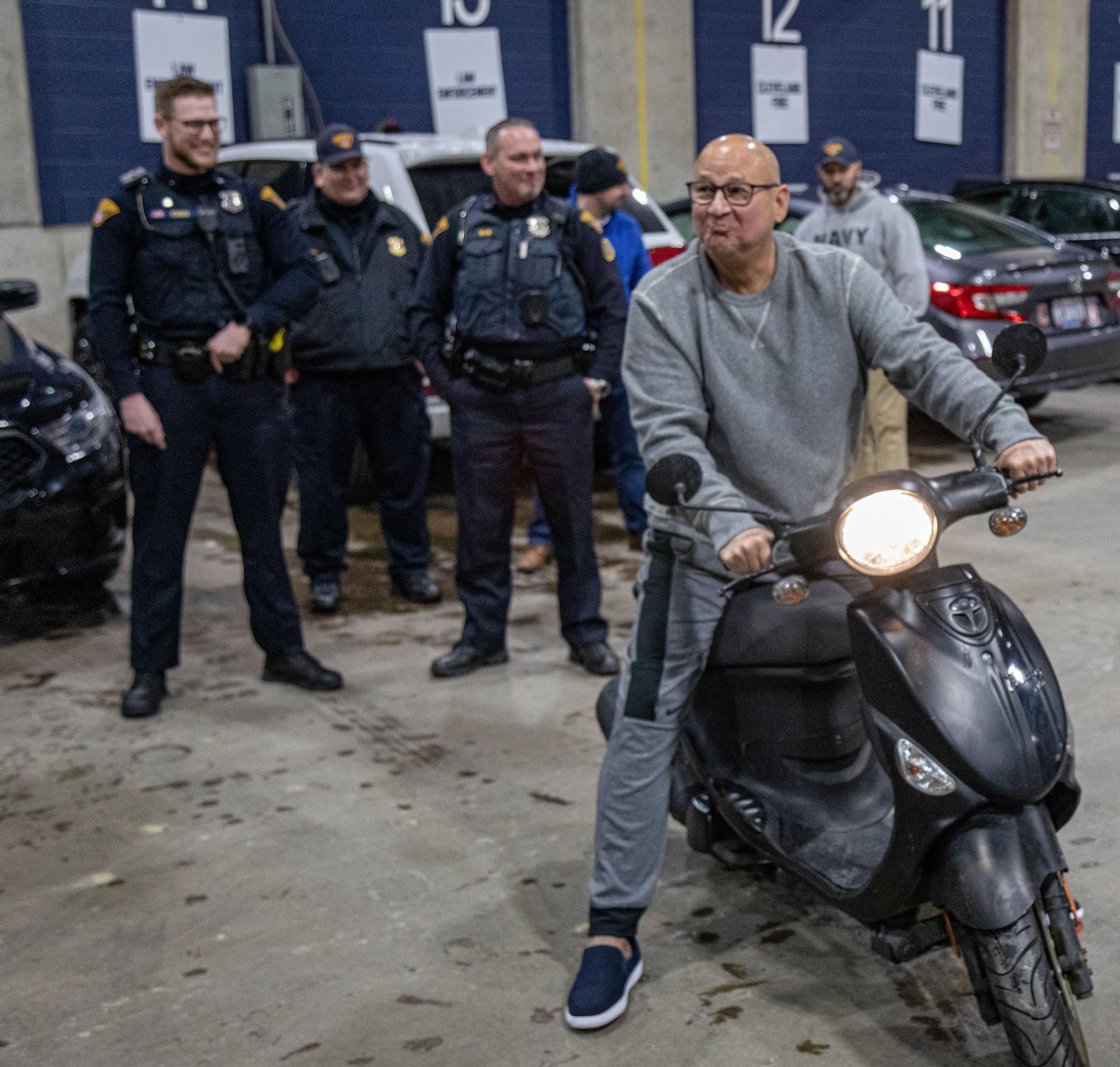 Terry Francona se apresta a salir del centro policiaco donde le entregaron su motora. (@peteabe vía Guardians)