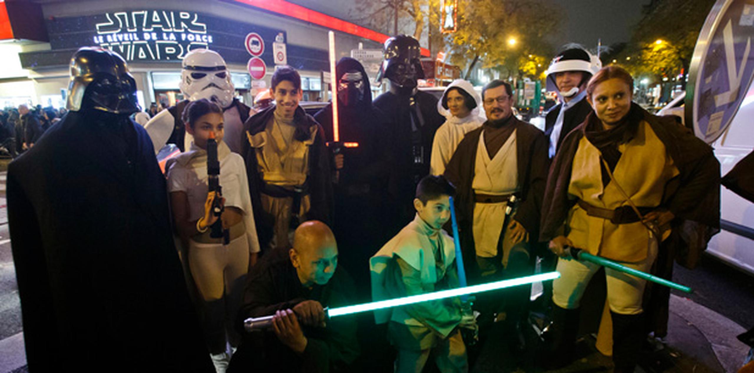 Gente disfrazada de personajes de la película antes de una proyección de "Star Wars: The Force Awakens" en París. (AP)