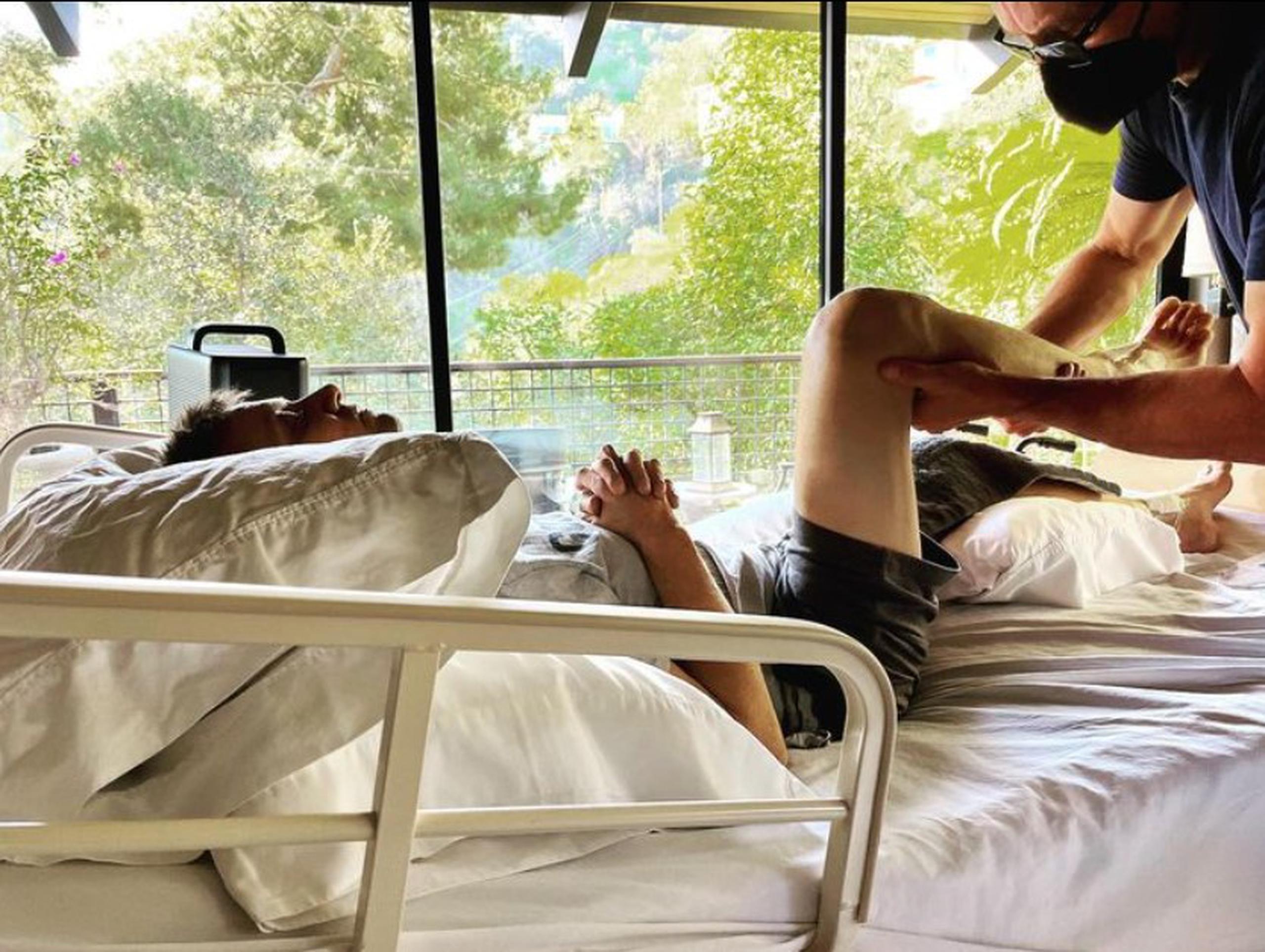Jeremy Renner fue atropellado por la máquina quitanieves que utilizaba en su vecindario en Nevada, provocando graves heridas en su cuerpo y dificultad en la movilidad.
