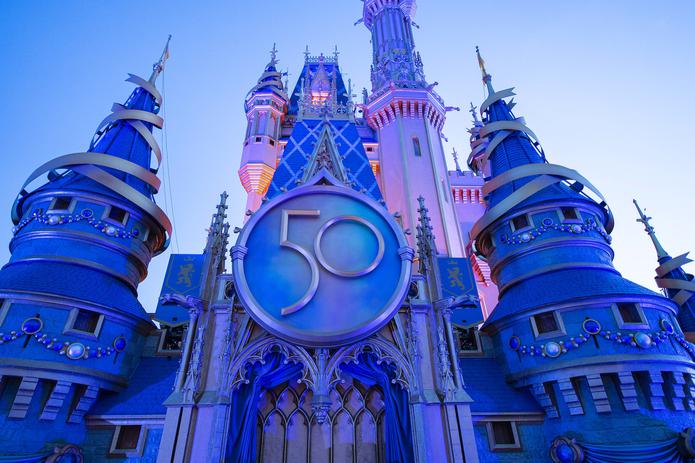 El Castillo de Cenicienta está decorado con un escudo que conmemora el 50 aniversario de Walt Disney World Resort.