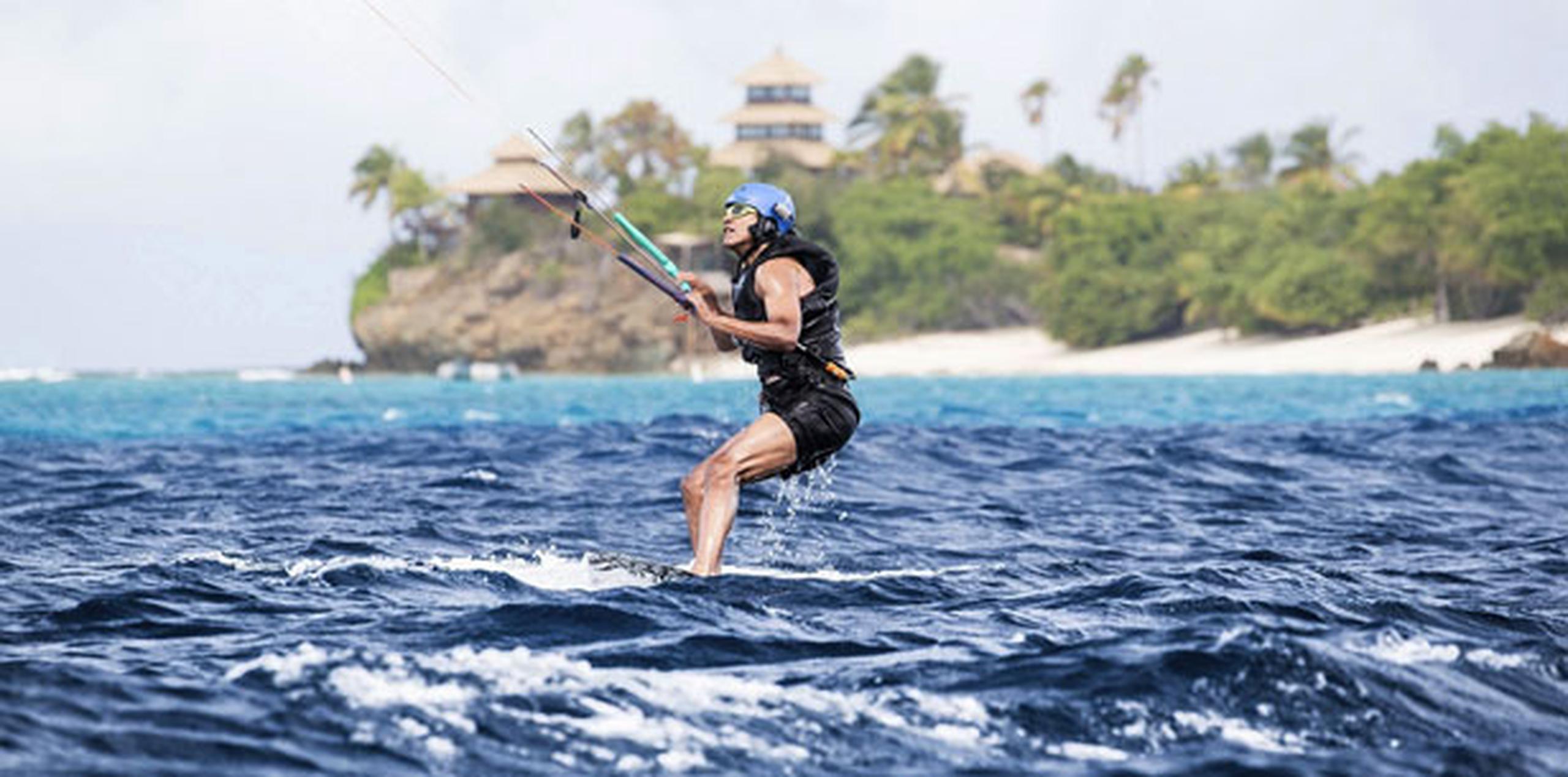 Las imágenes, muy comentadas hoy en Internet, muestran un Obama relajado, bromista y en plena forma mientras aprende a hacer "kitesurf" con Branson. (AP)