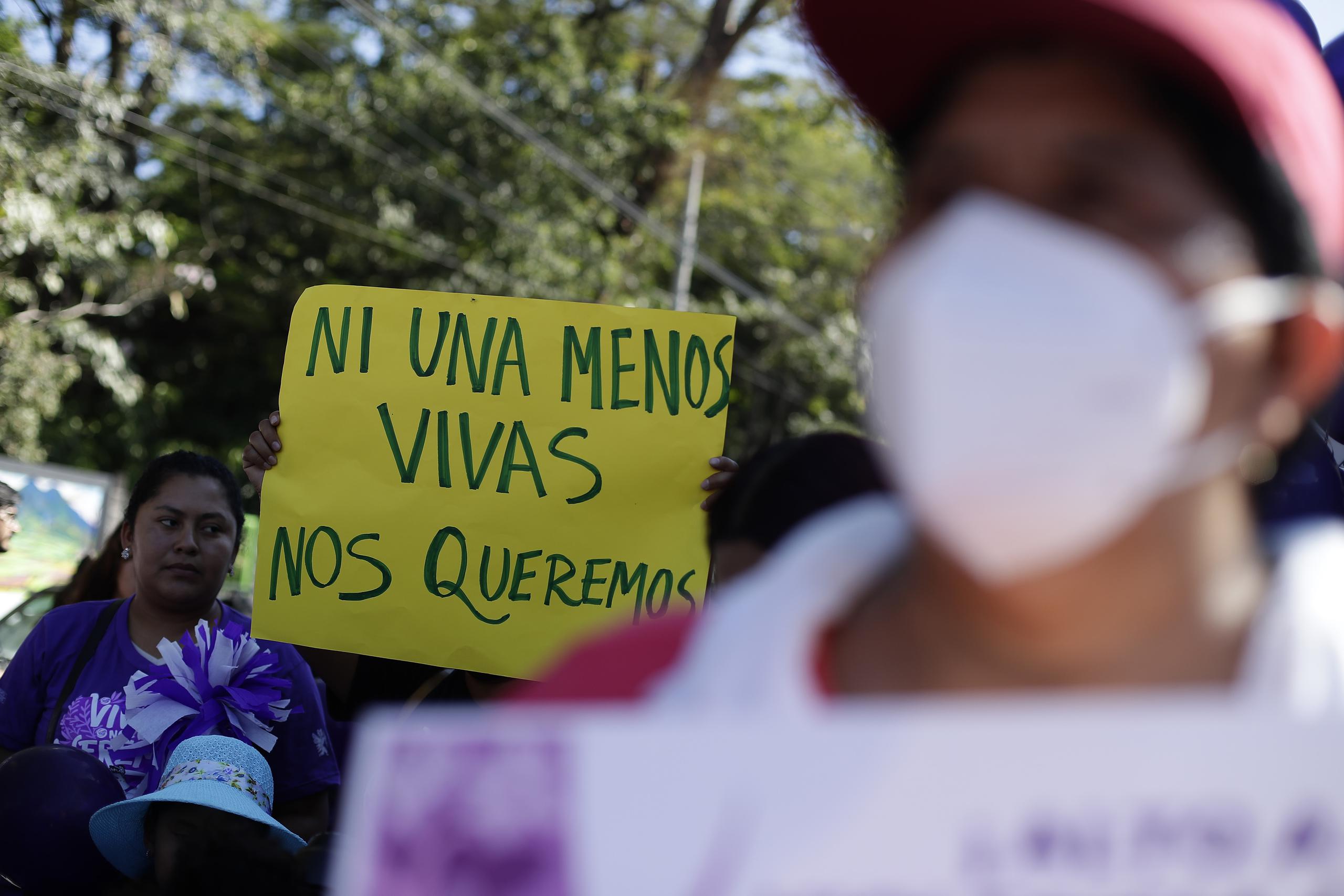 Mujeres marcharon en el Día Internacional de la Eliminación de la Violencia contra la Mujer, "25N", hoy en San Salvador (El Salvador). EFE/Rodrigo Sura
