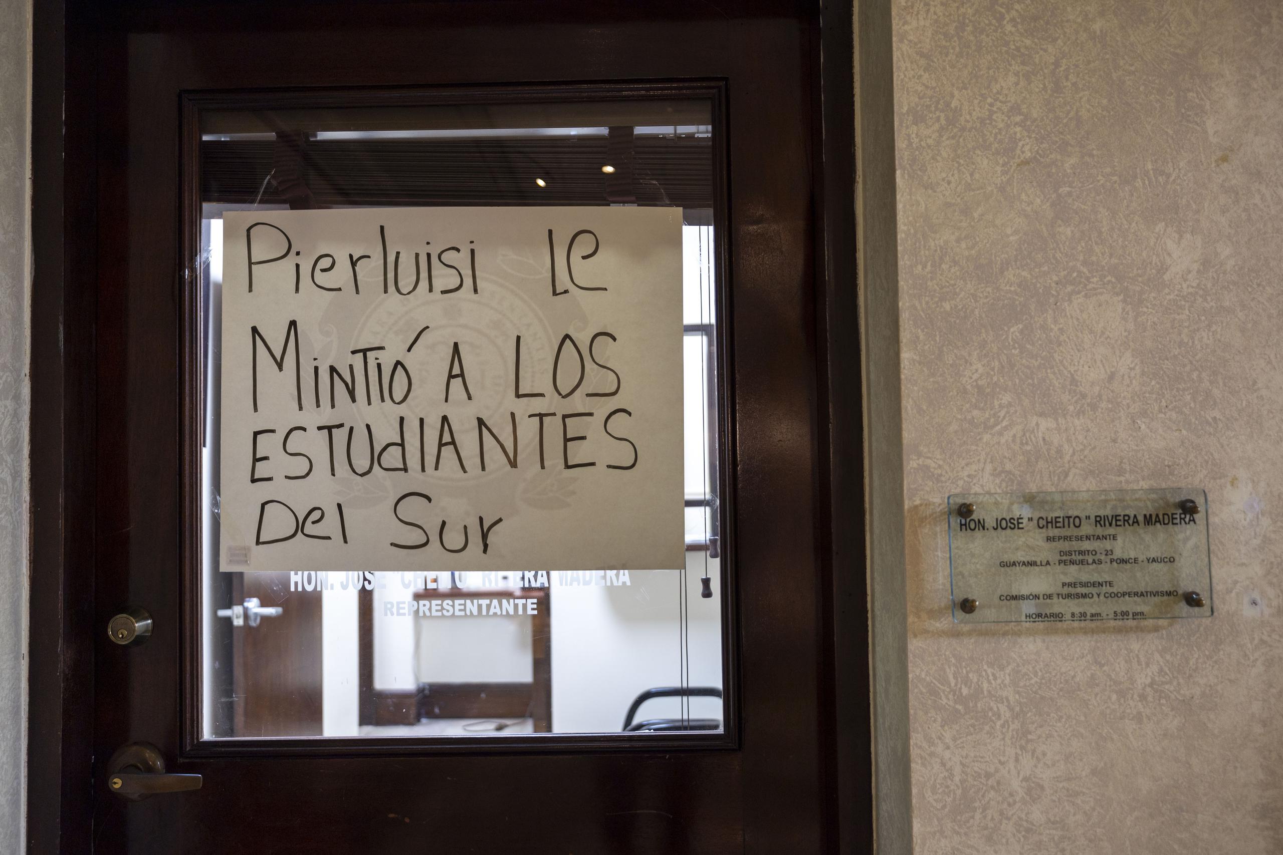 Unas pancartas colocadas en las entradas de la oficina del representante José “Cheíto” Rivera, alusivas a Pierluisi previo al mensaje, daban muestra de su inconformidad con las escuelas destruidas en el sur.
