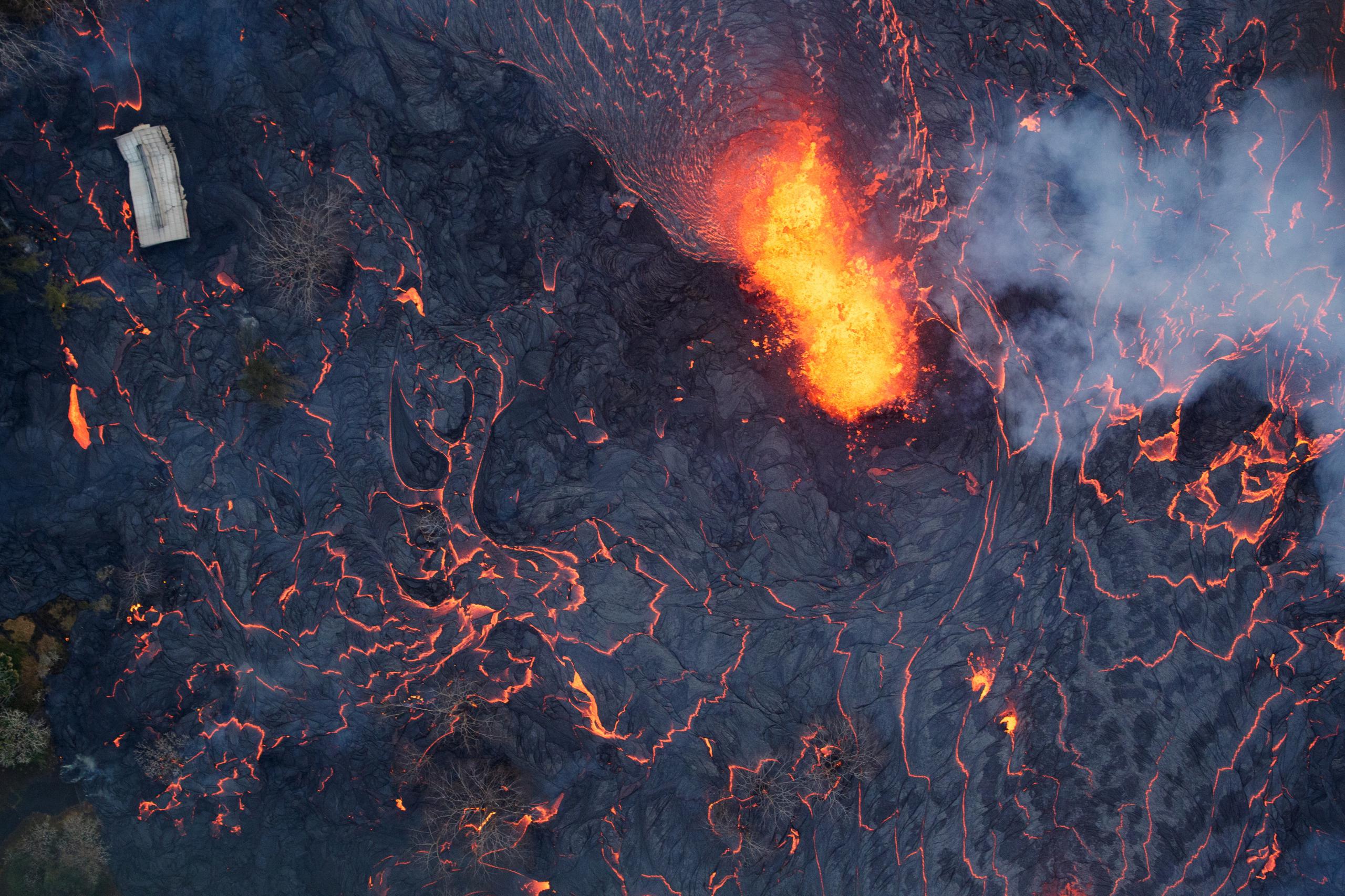El Kilauea, que entró en erupción entre 1983 y 2018, tuvo en ese último año su fase más destructiva al arrasar en un periodo de 4 meses con unas 700 viviendas y forzar el desplazamiento de miles de personas.
