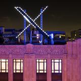 Retiran cartel luminoso de la “X” del techo de la sede en San Francisco
