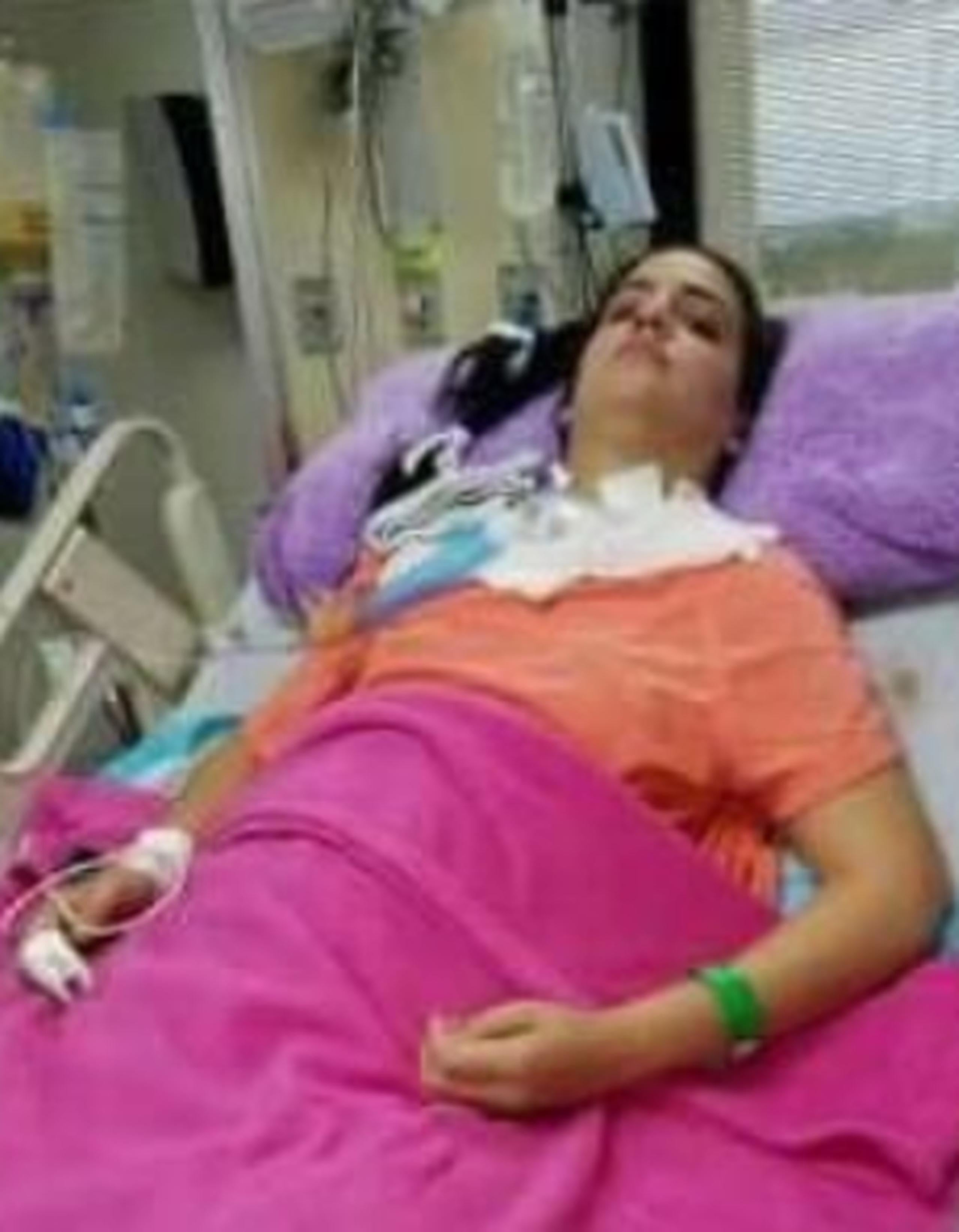 Tras la agresión, la joven de 27 años tuvo que ser operada de sus vértebras, sufrió el colapso de un pulmón, por lo que fue entubada. También se le hizo una traqueotomía y una gastrostomía. (Suministrada)
