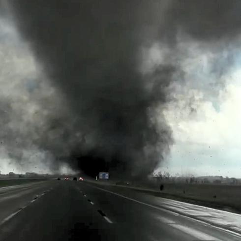 "¡Es enorme!": captan tornado desde una autopista en Nebraska 