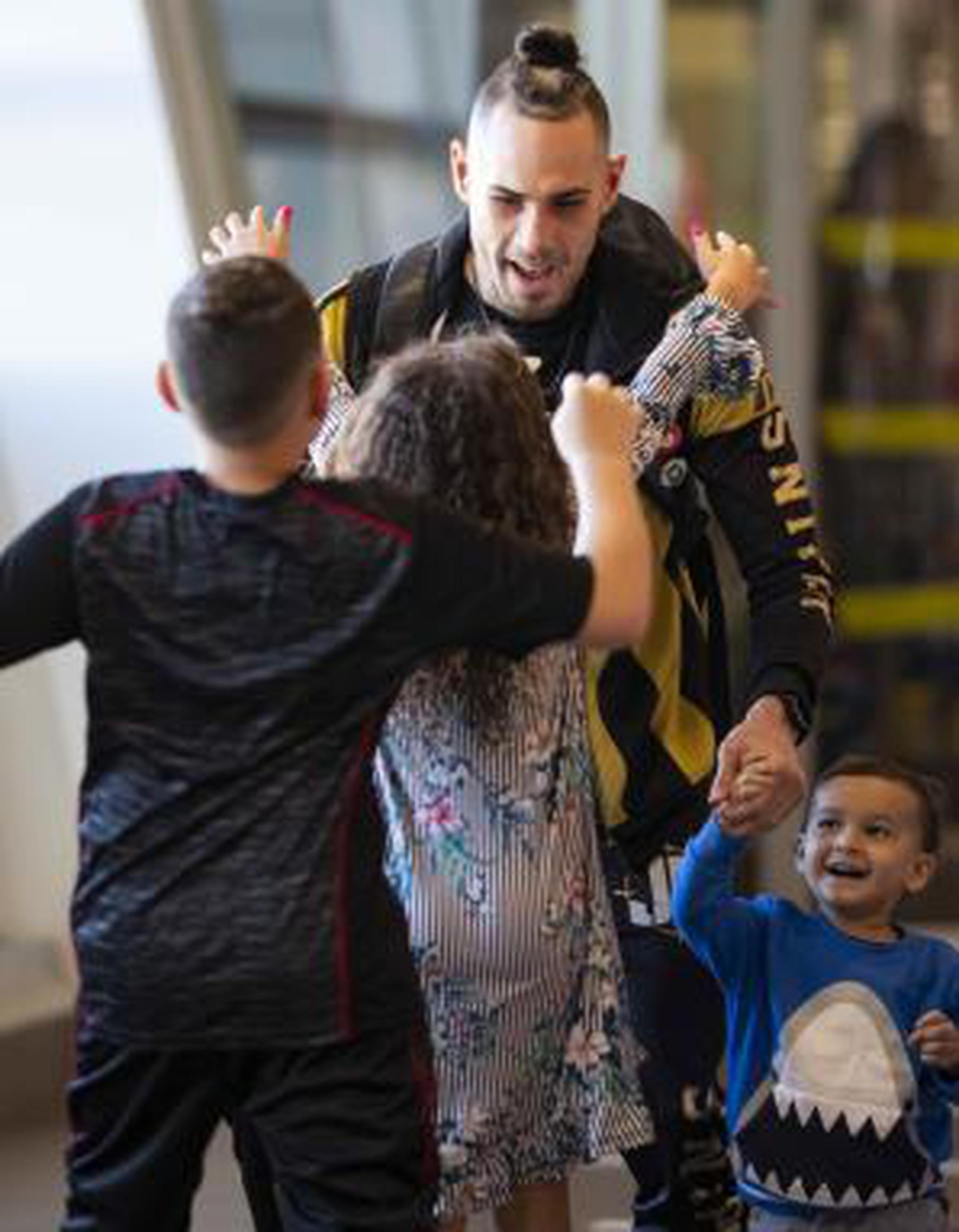 Pedraza fue recibido esta tarde por sus hijos y familiares en el aeropuerto Luis Muñoz Marín. (tonito.zayas@gfrmedia.com)