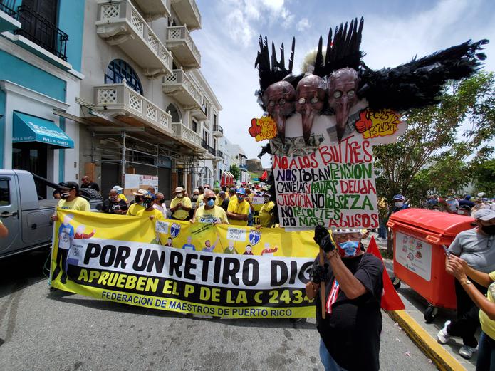 Un grupo de cientos de retirados y trabajadores actuales del gobierno, el magisterio, la judicatura y la Universidad de Puerto Rico marcharon por el Viejo San Juan en reclamo de la aprobación de proyectos para salvar las pensiones de los empleados públicos.