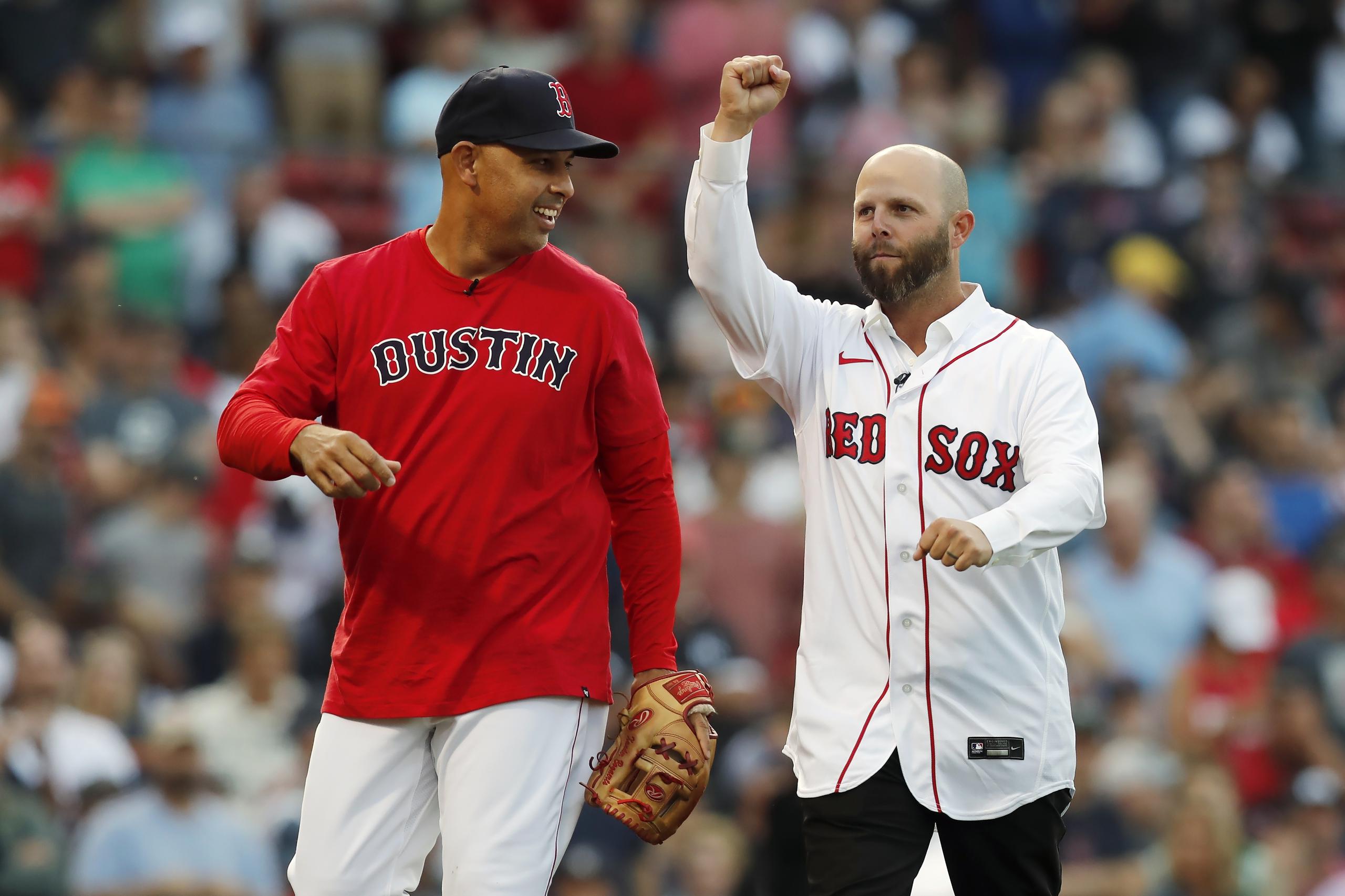 El ex intermedista de los Red Sox de Boston, Dustin Pedroia, fue homenajeado el viernes por la organización. Aquí aparece junto al dirigente Alex Cora.