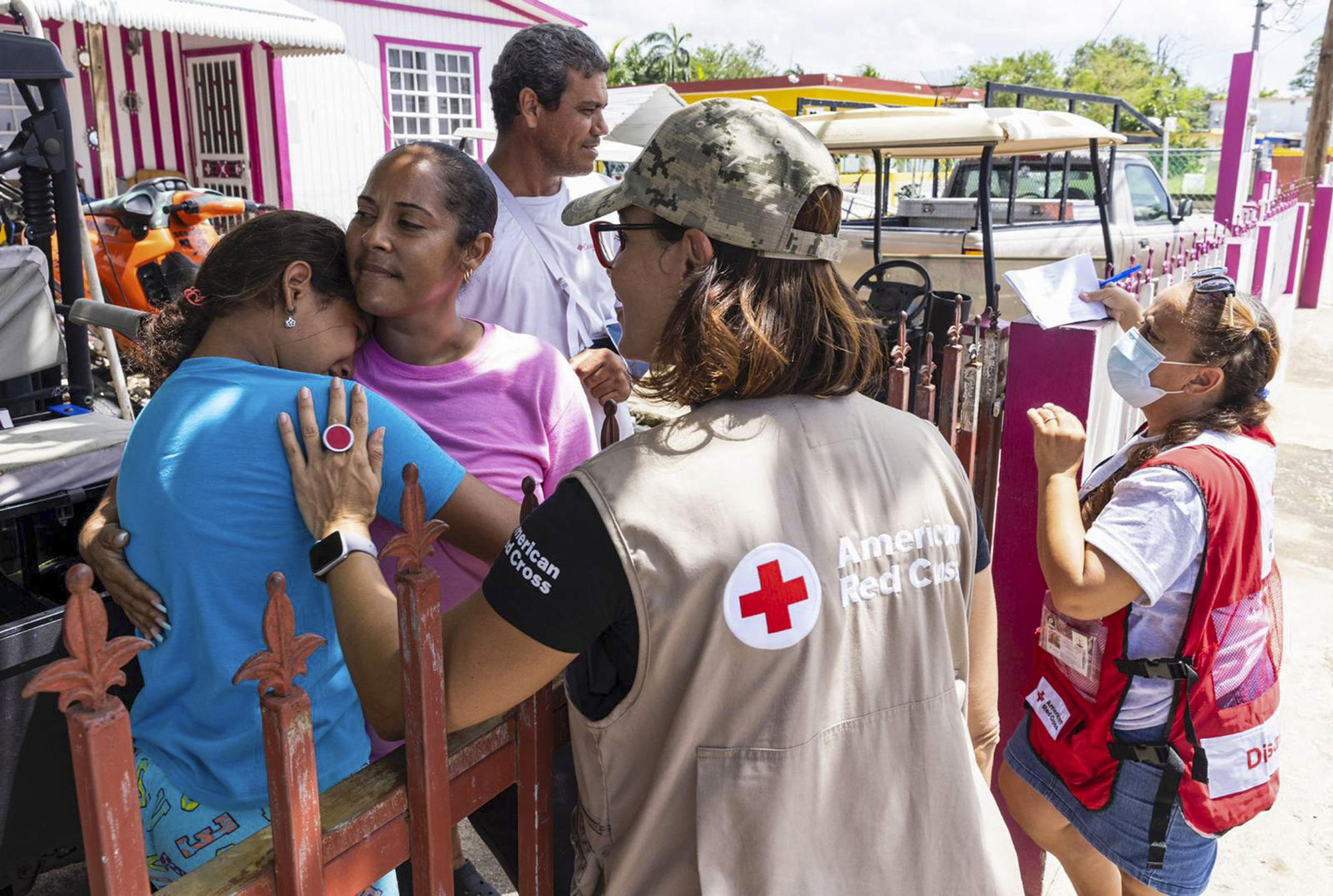Cruz Roja Americana reparte ayudas luego del paso del Huracán Fiona