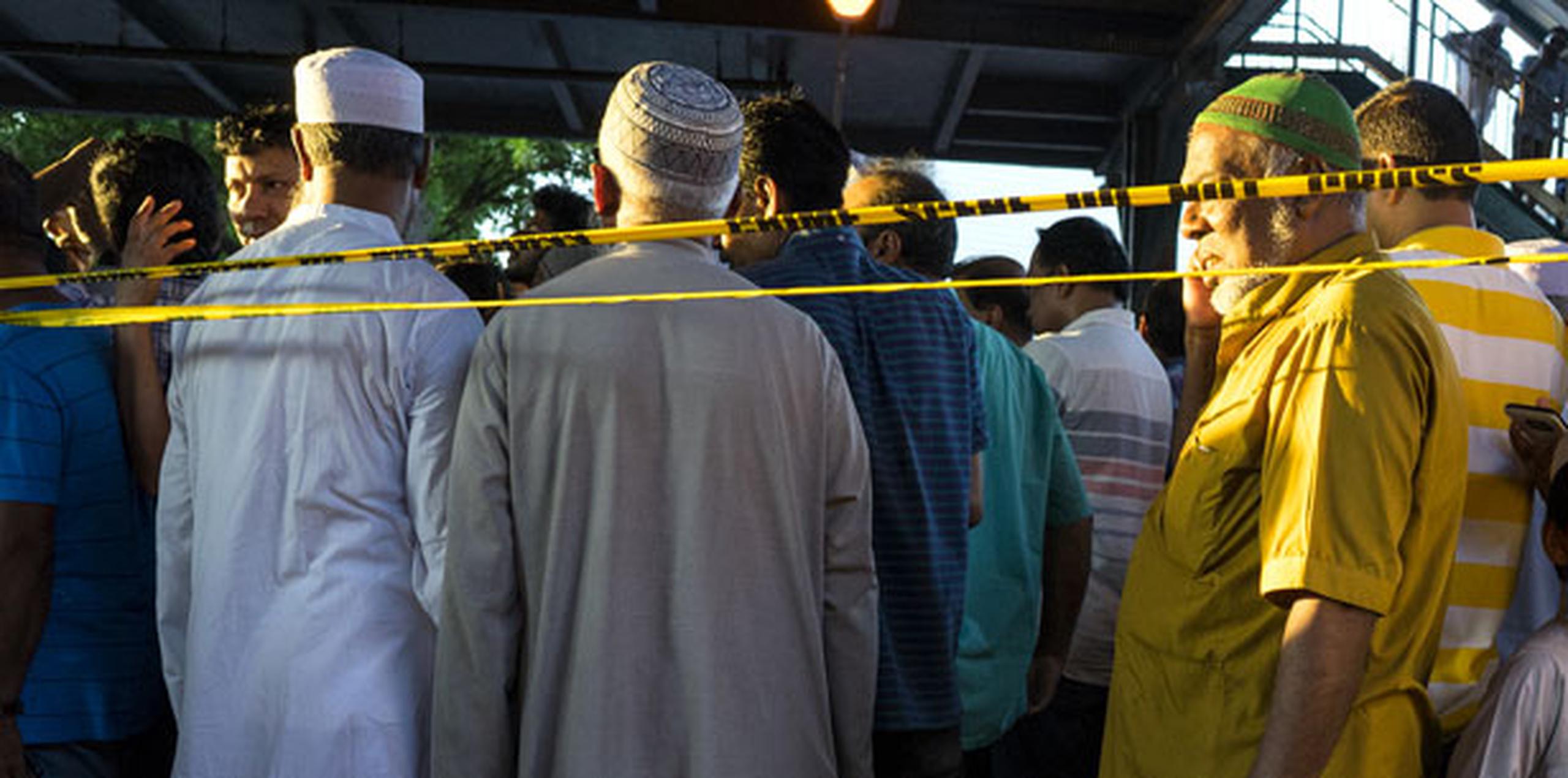 Shahin Chowdhury, creyente que acude a la mezquita, dijo que los miembros de la comunidad habían sentido animosidad a últimas fechas, debido a que personas proferían insultos cuando pasaban por el lugar. (AP Photo/Craig Ruttle)
