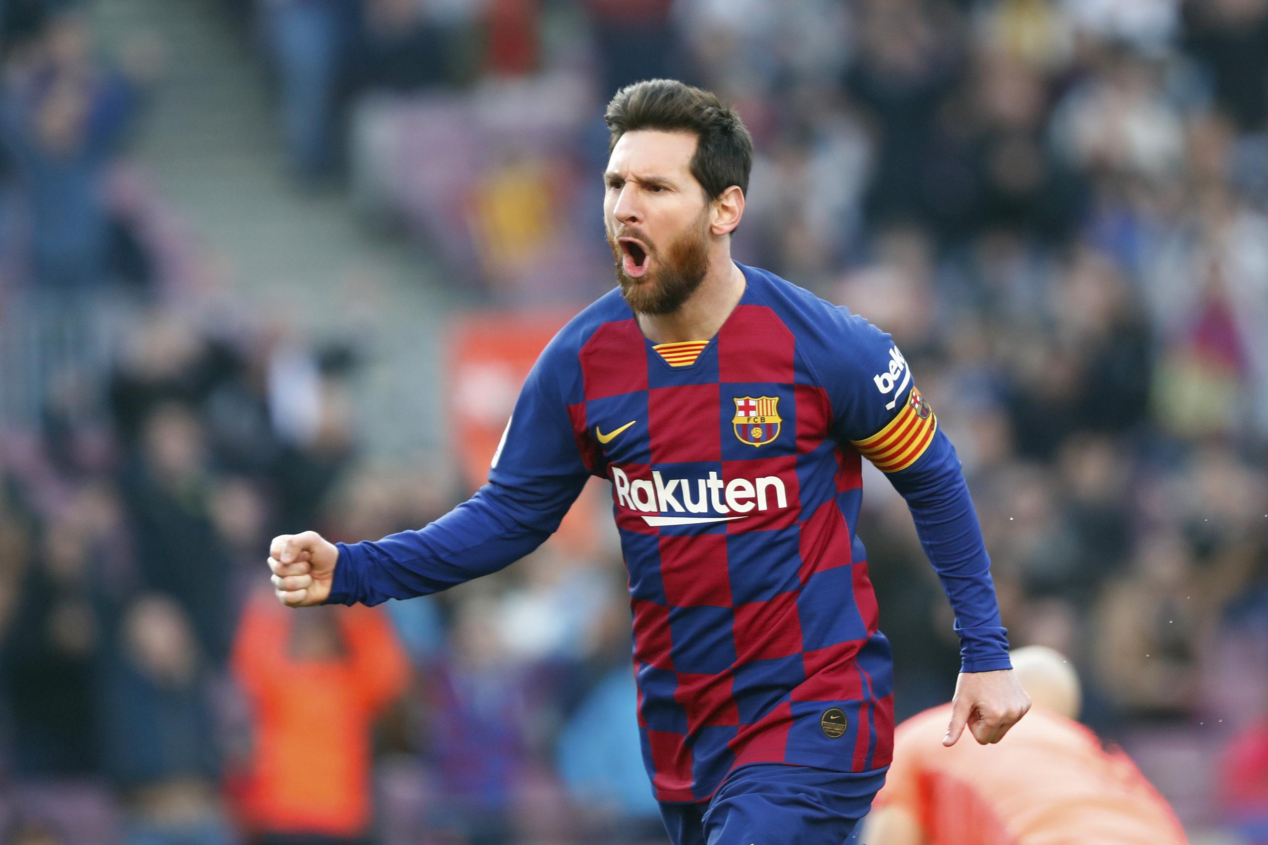 El argentino Lionel Messi celebra al anotar su primer gol del partido al minuto 14.