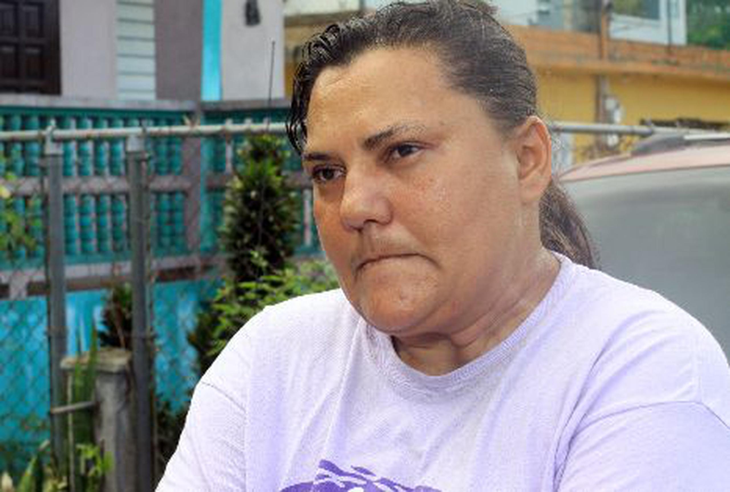 María Ruiz Ortega está consternada por la muerte de su hermana  tras relatar que el martes en la tarde la dejó  frente al comité del alcalde de Manatí. <font color="yellow">(Para Primera Hora / Nelson Reyes Faría)</font>