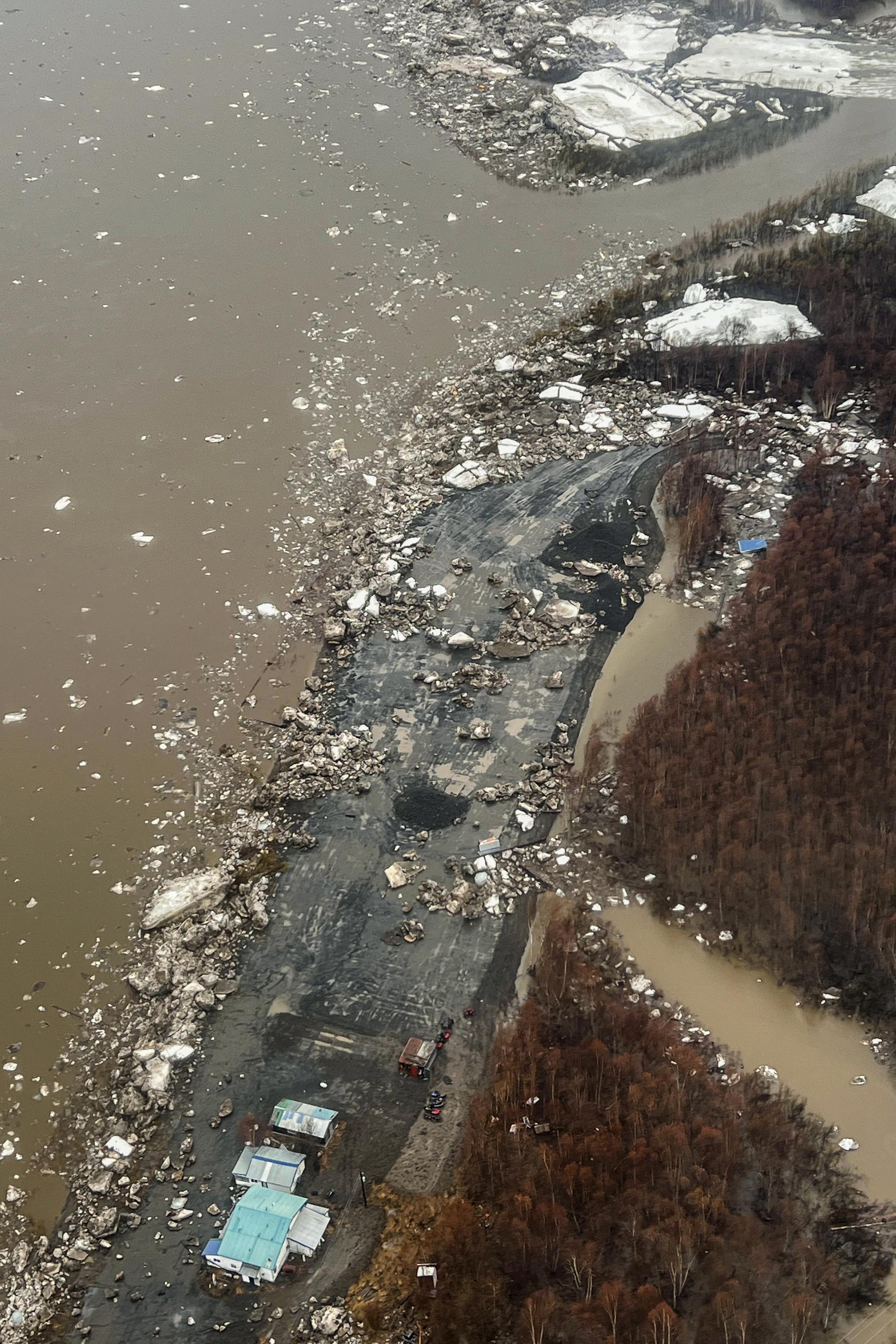 En esta foto aérea se ven grandes trozos de hielo tras una inundación en Crooked Creek, Alaska, el 15 de mayo de 2023. (Jennifer Wallace, División de Seguridad nacional y Gestión de Emergencias Alaska vía AP)