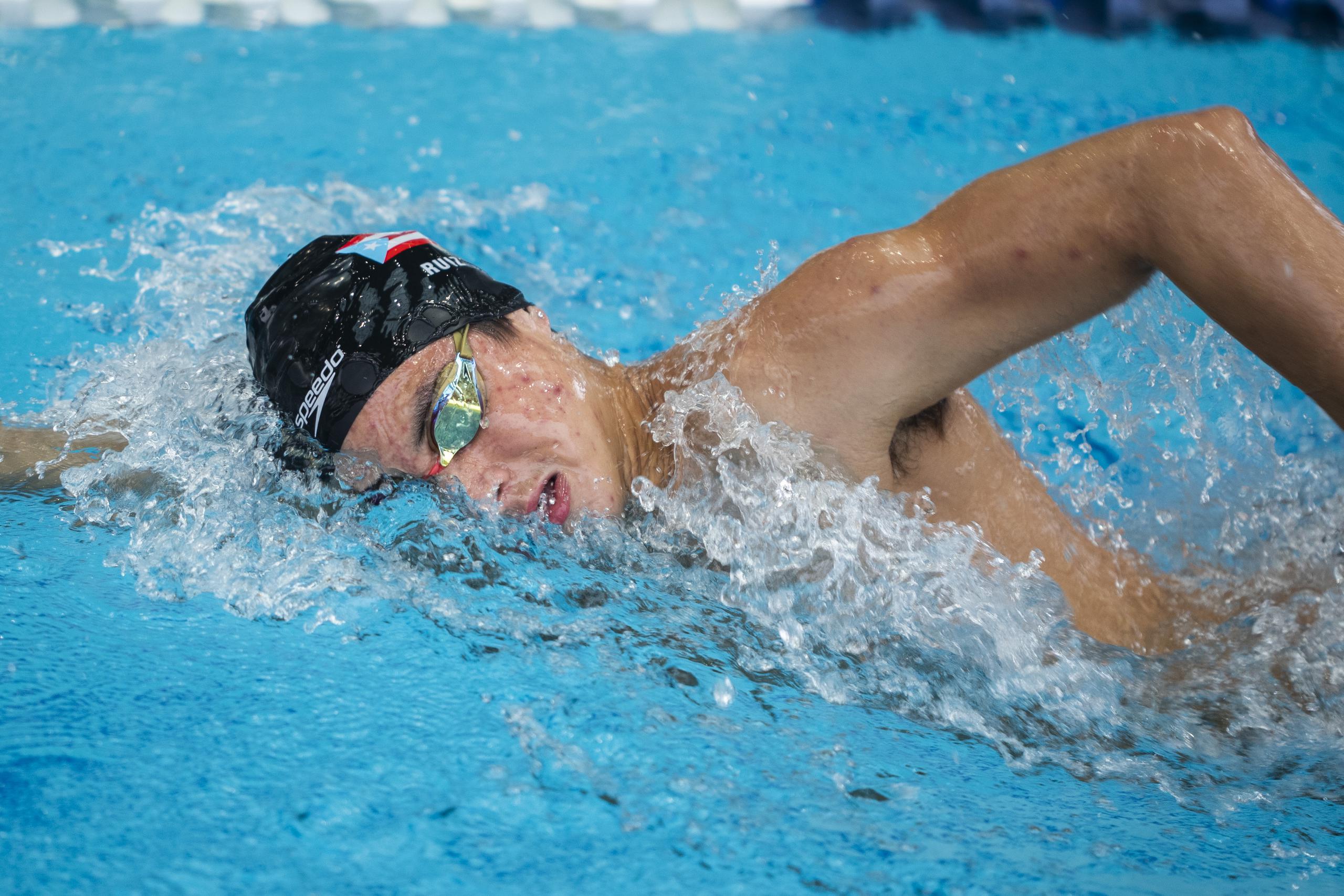 El joven nadador Xavier Ruiz en un entrenamiento para su participación en los Juegos Panamericanos Santiago 2023.
