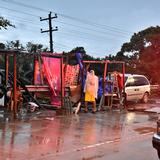 Al menos dos personas murieron en El Salvador tras el colapso de un muro por lluvias de Julia 