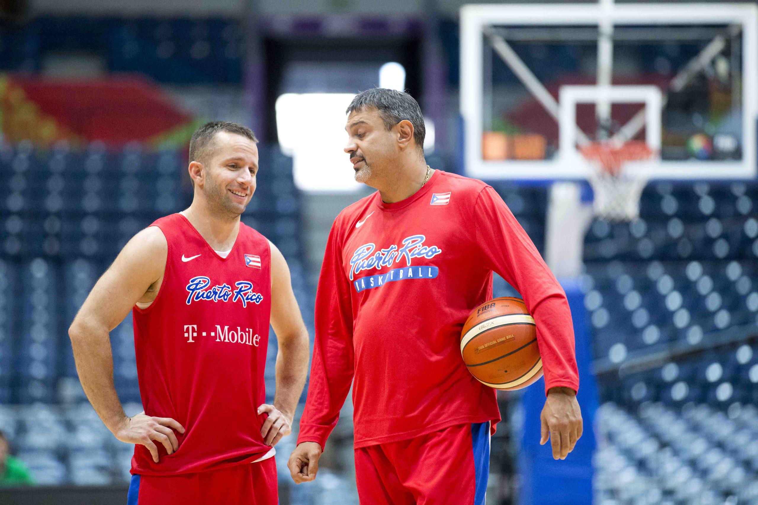 José Juan Barea (izquierda), armador de los Mavericks de Dallas en la NBA, es uno de los jugadores con los que cuenta el dirigente del Equipo Nacional, Eddie Casiano (derecha) para los dos partidos del clasificatorio de FIBA que se jugarán en la isla.