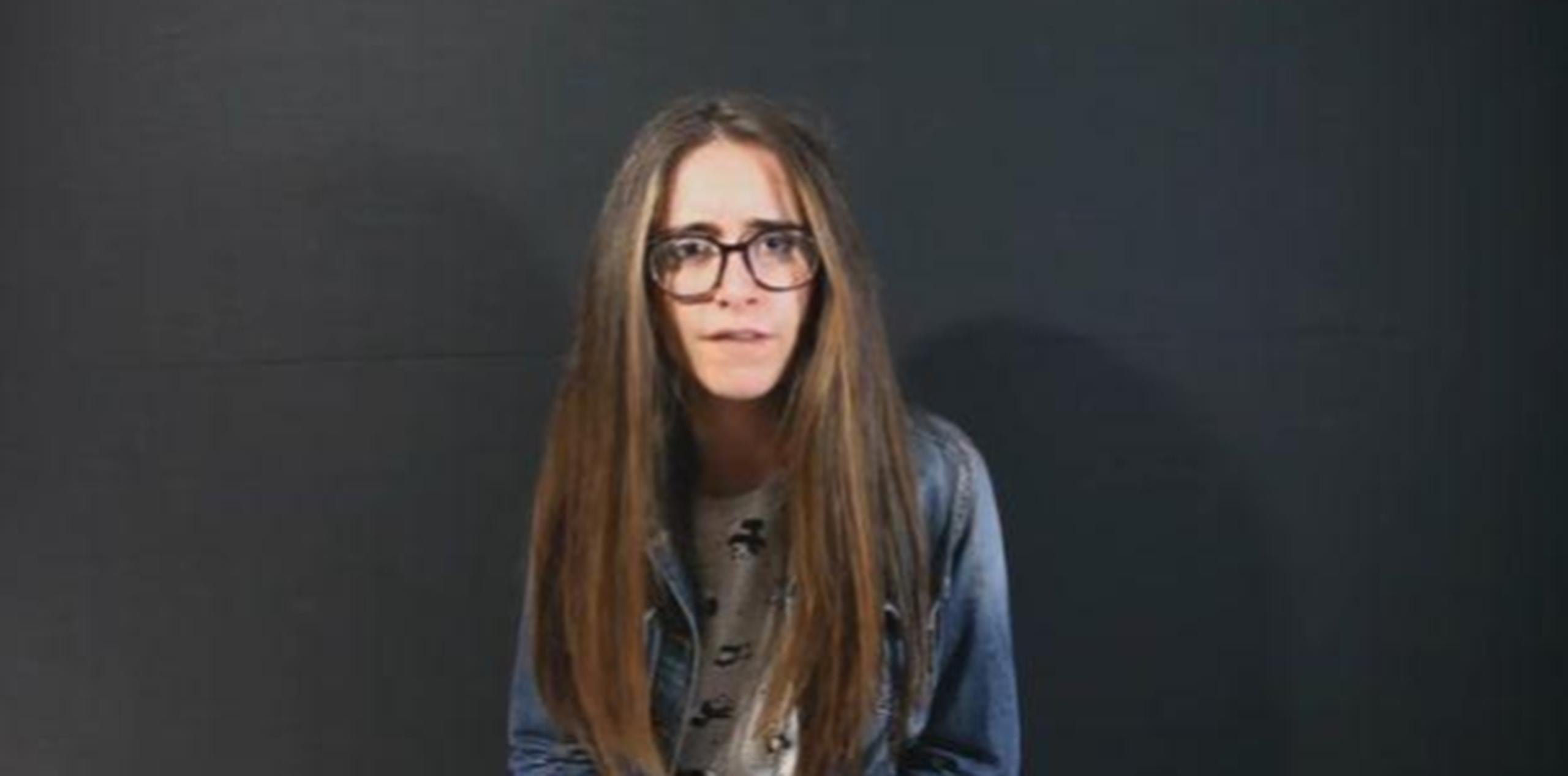 Ella es Alicia Ródenas, una joven de 17 años que realizó una interpretación de un texto de forma teatral para hablar sobre el machismo. (Captura)