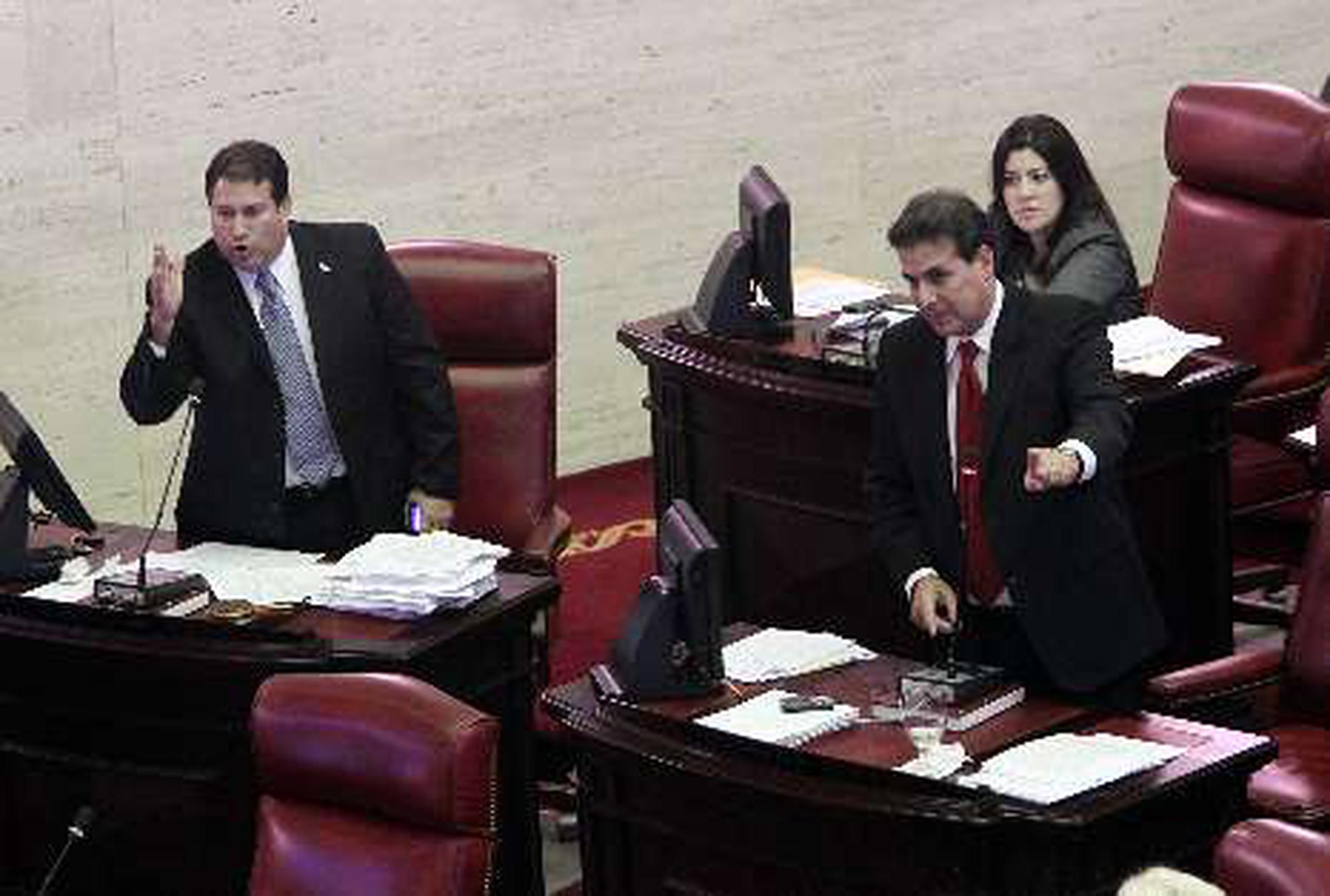  Los senadores Cirilo Tirado, Eduardo Bhatia y Sila Mari González  estuvieron en la sesión.   &nbsp;<font color="yellow">(Primera Hora / Andre Kang)</font>