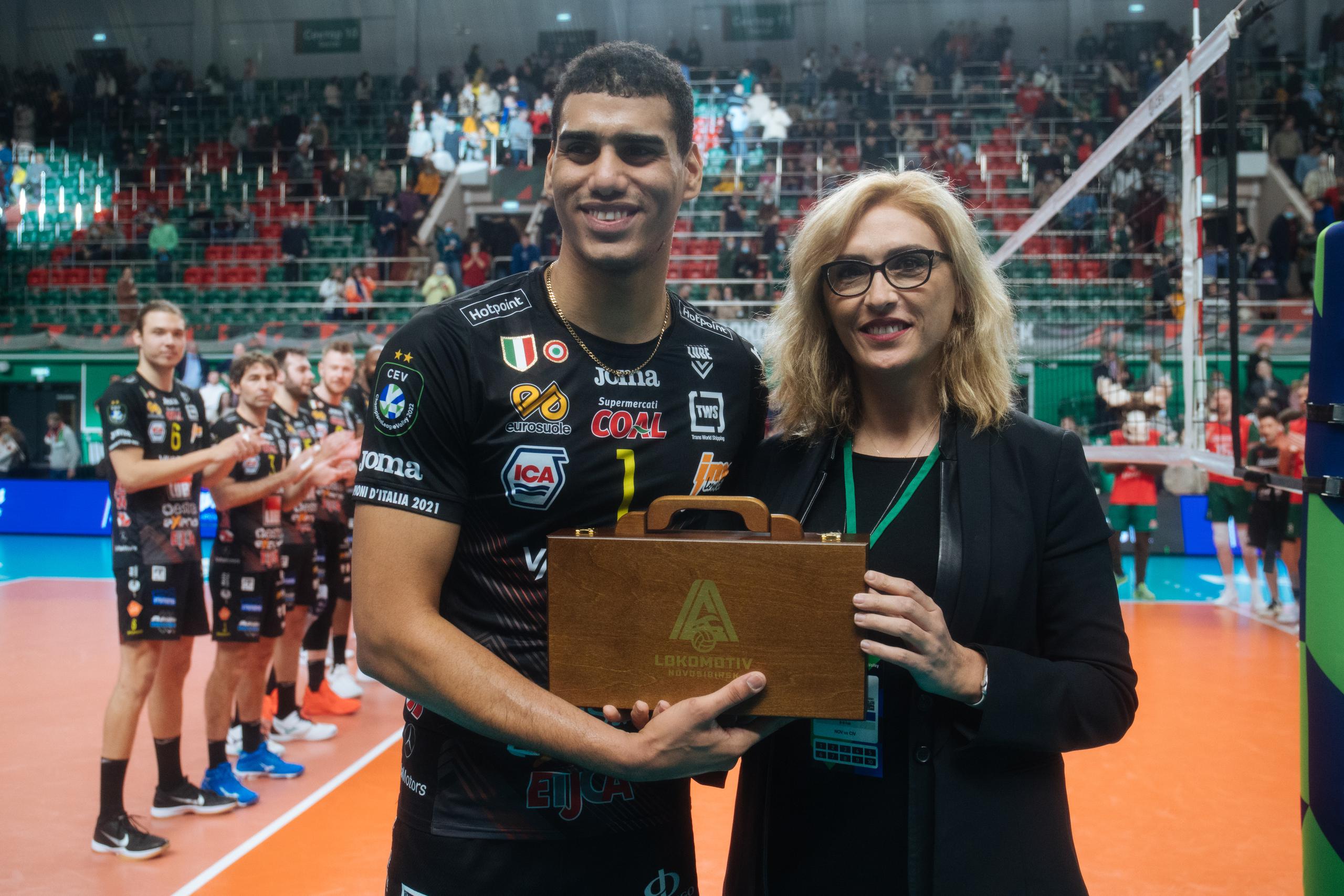 El voleibolista boricua Gabriel García recibe el premio de MVP del partido de este miércoles en la Liga de Campeones celebrado en Rusia.