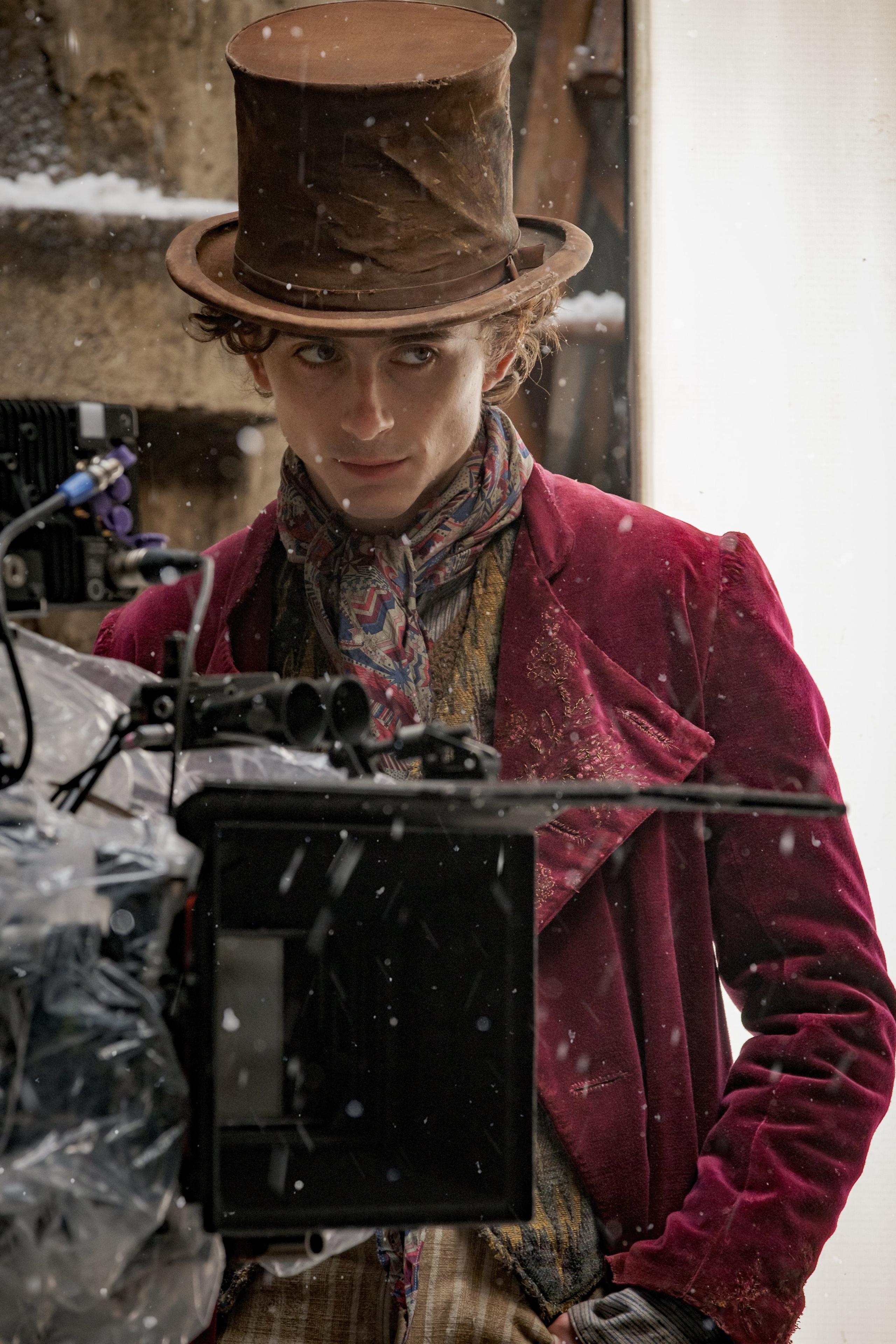 El actor Timothée Chalamet utilizó las redes sociales para revelar a su nuevo personaje Willy Wonka.