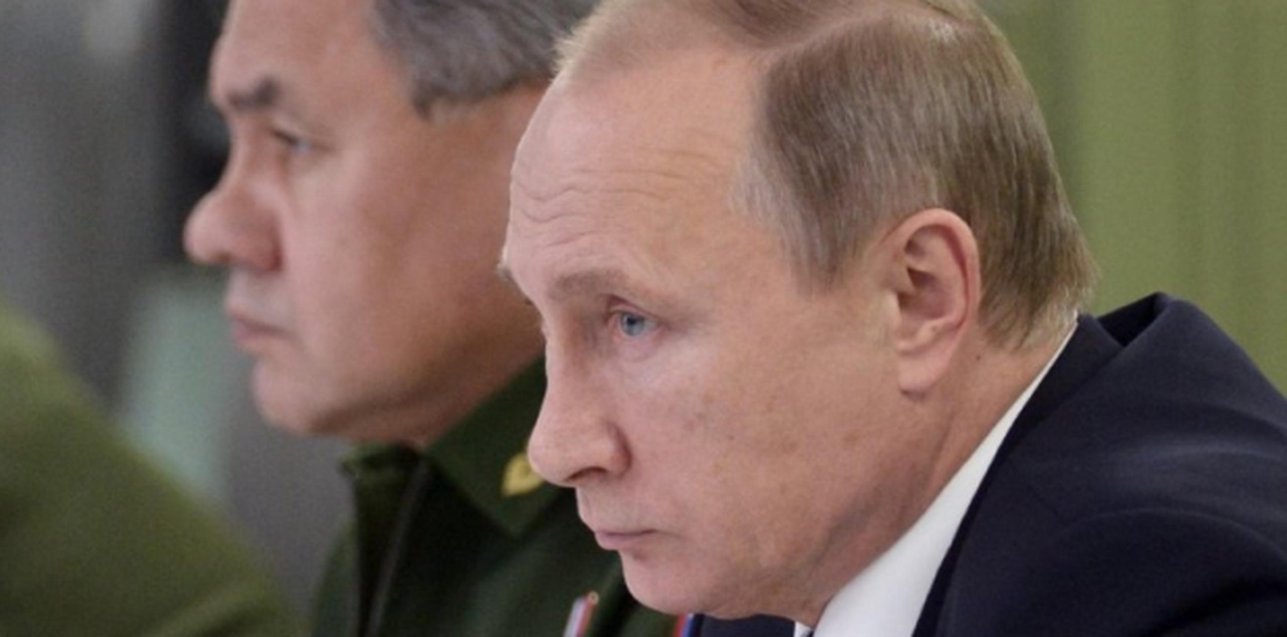 Putin acompañado por el ministro de Defensa, Sergei Shoigu. (AFP)